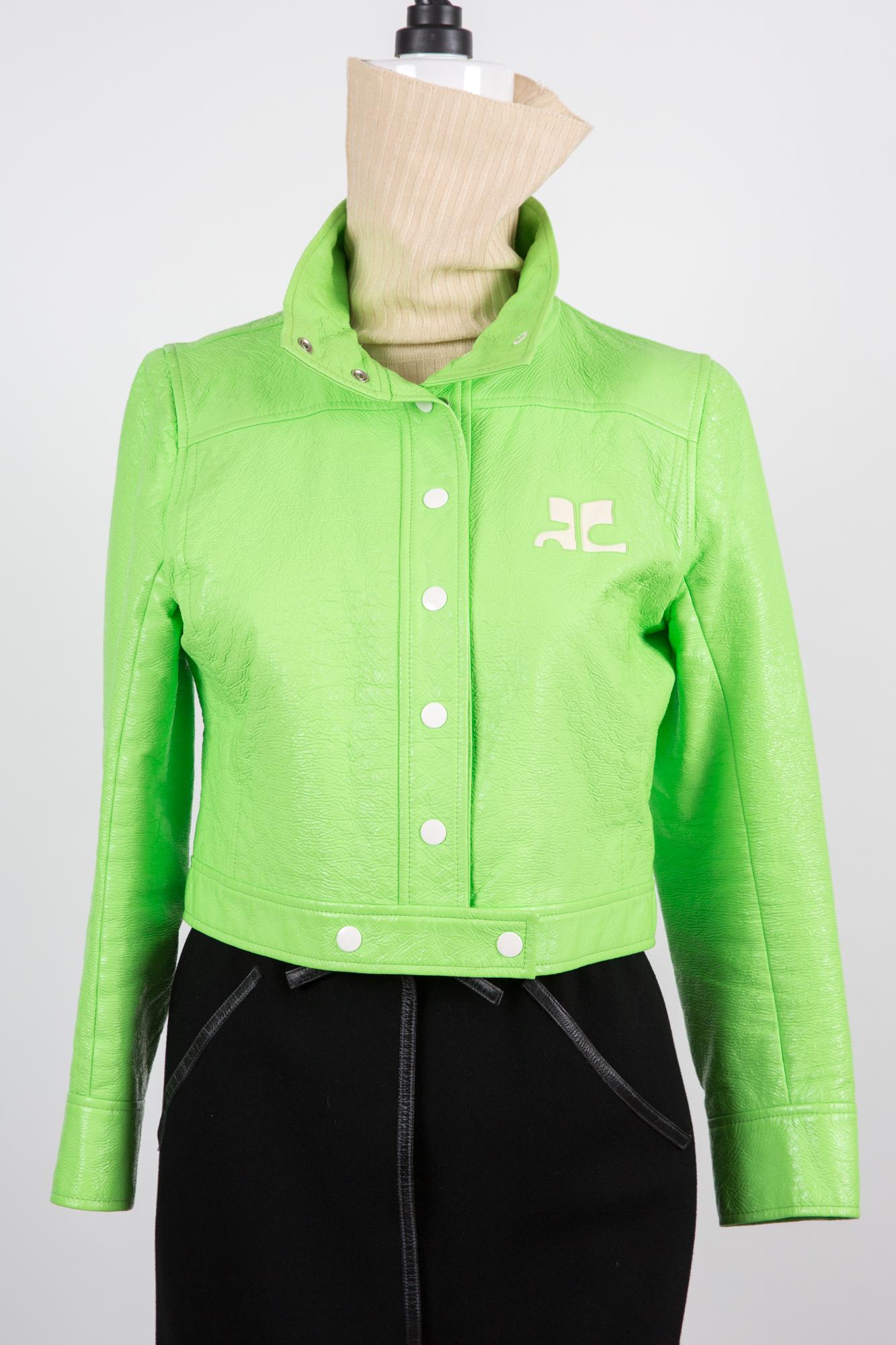 1980's Courreges green Vinyl Reedition jacket featuring adjustable high neck, long sleeves, snap-button fastening, buttoned cuffs, highlighted waist, logo printed on the chest, straight cut, metal finishes.
85% Cotton / 15% Polyurethane
In good