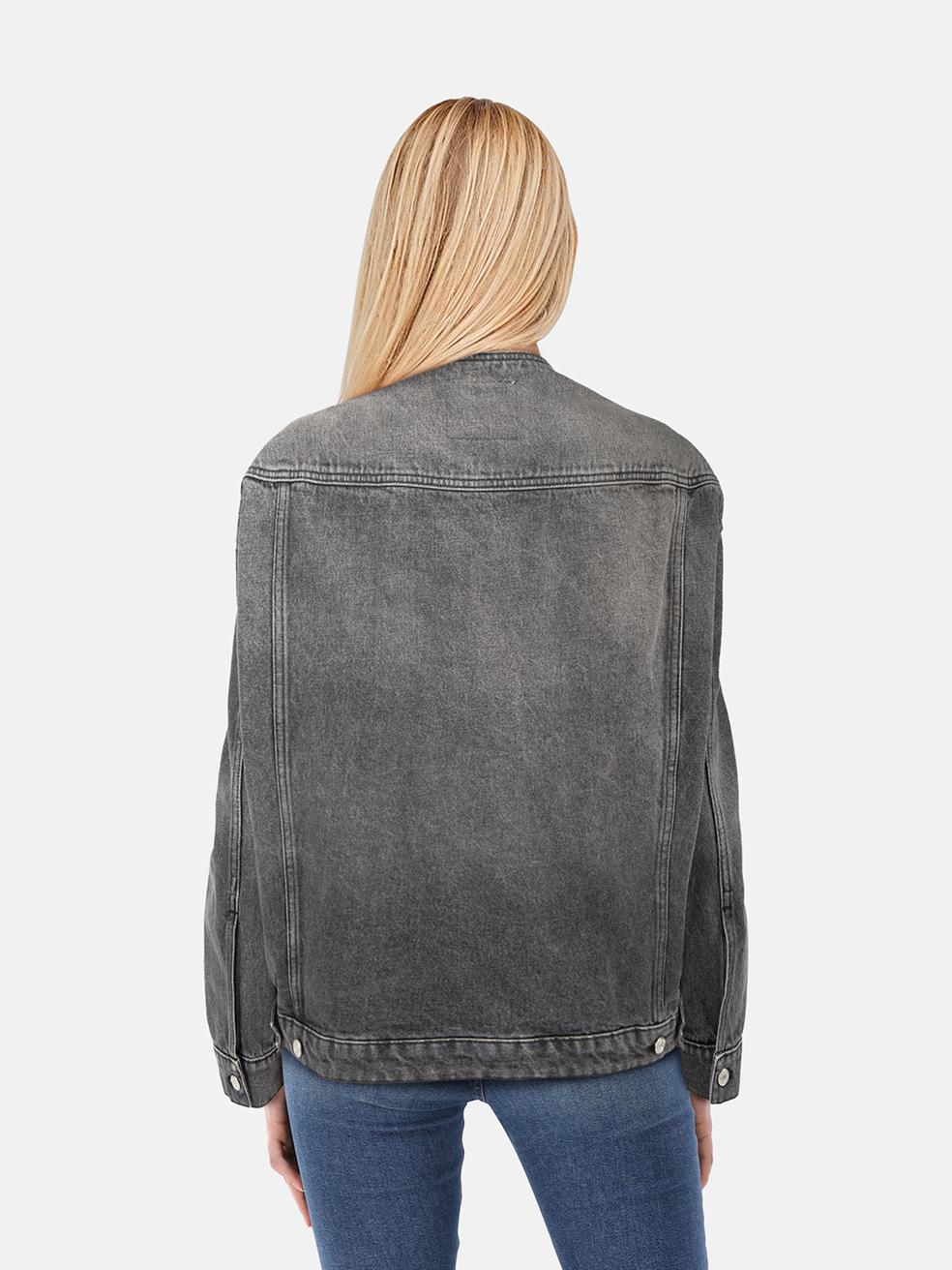 L'ÉTAT est très bon. Pratiquement aucune usure visible de la veste n'est visible sur cet article de revente de designer Courrèges d'occasion.
 

 

 

 Détails
 

 

 Gris
 

 Denim
 

 Veste
 

 Coupe oversize
 

 Manches longues
 

 Col rond
 

