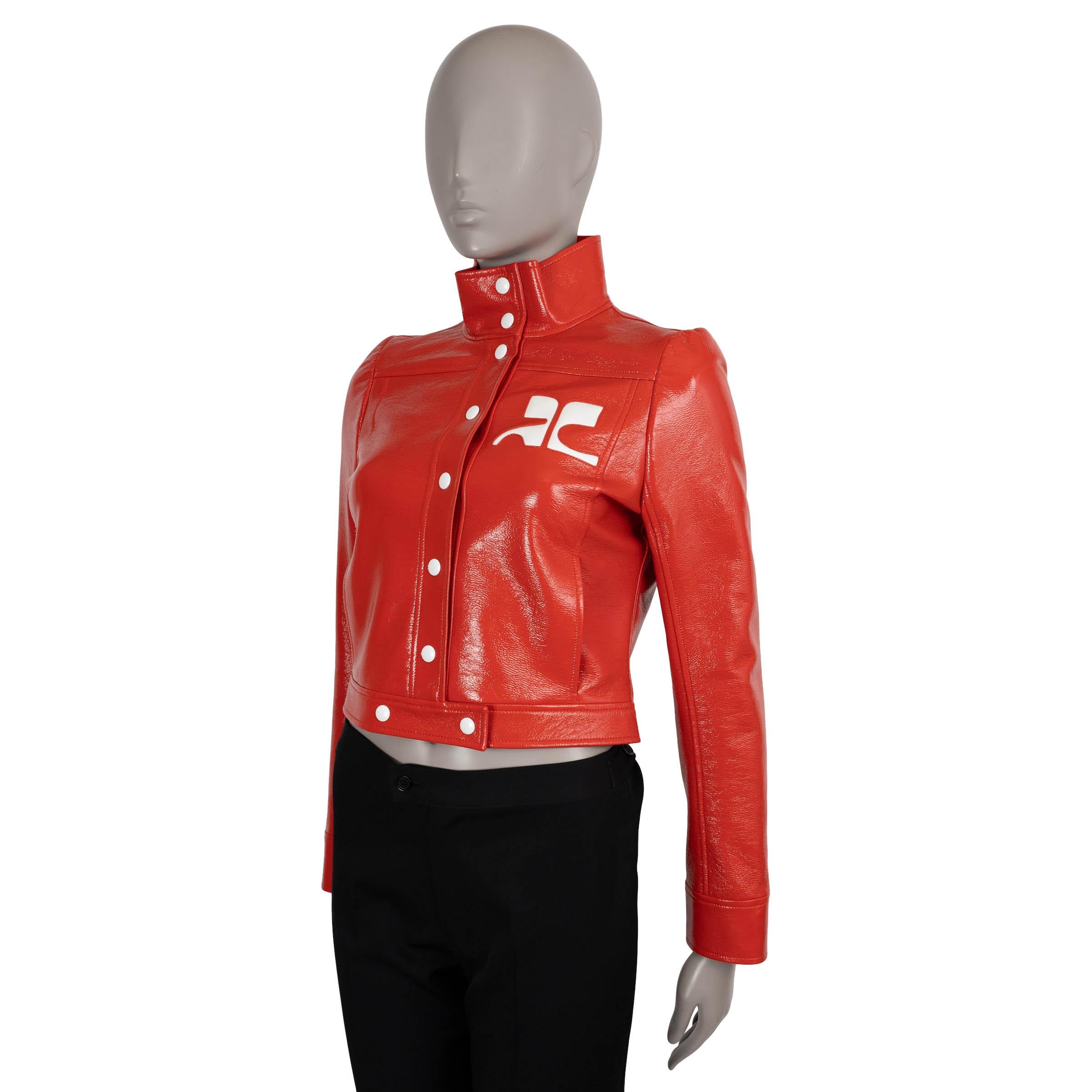 Esta chaqueta de vinilo 100% auténtica de la reedición icónica de Courrèges está confeccionada en algodón rojo Rouge Héritage (88%), poliuretano (10%) y elastano (2%). Diseñado con una silueta entallada y un largo recortado, presenta un cuello alto,