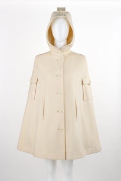 COURREGES Hyperbole ca. 1970er Jahre Elfenbein Wolle Orange Lackleder Logo Kapuze Umhang mit Kapuze