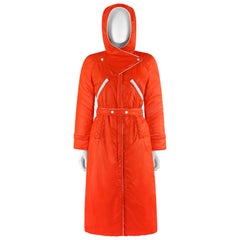 Manteau Courrèges Hyperbole à capuche et ceinture orange avec capuche, circa années 1970