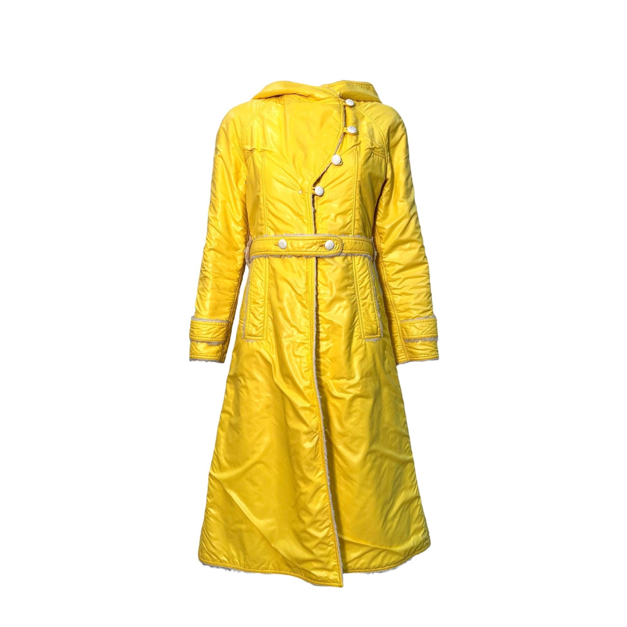 Courreges Hyperbole Regenmantel Kleid ca. 1971/1972. Andre Courreges stellte seine Konfektionslinie Hyperbole vor,  in 1970. Der Kontrast zwischen Weiß und Sonnengelb, gepaart mit seinen charakteristischen Schnitten, verleiht diesem Stück seinen