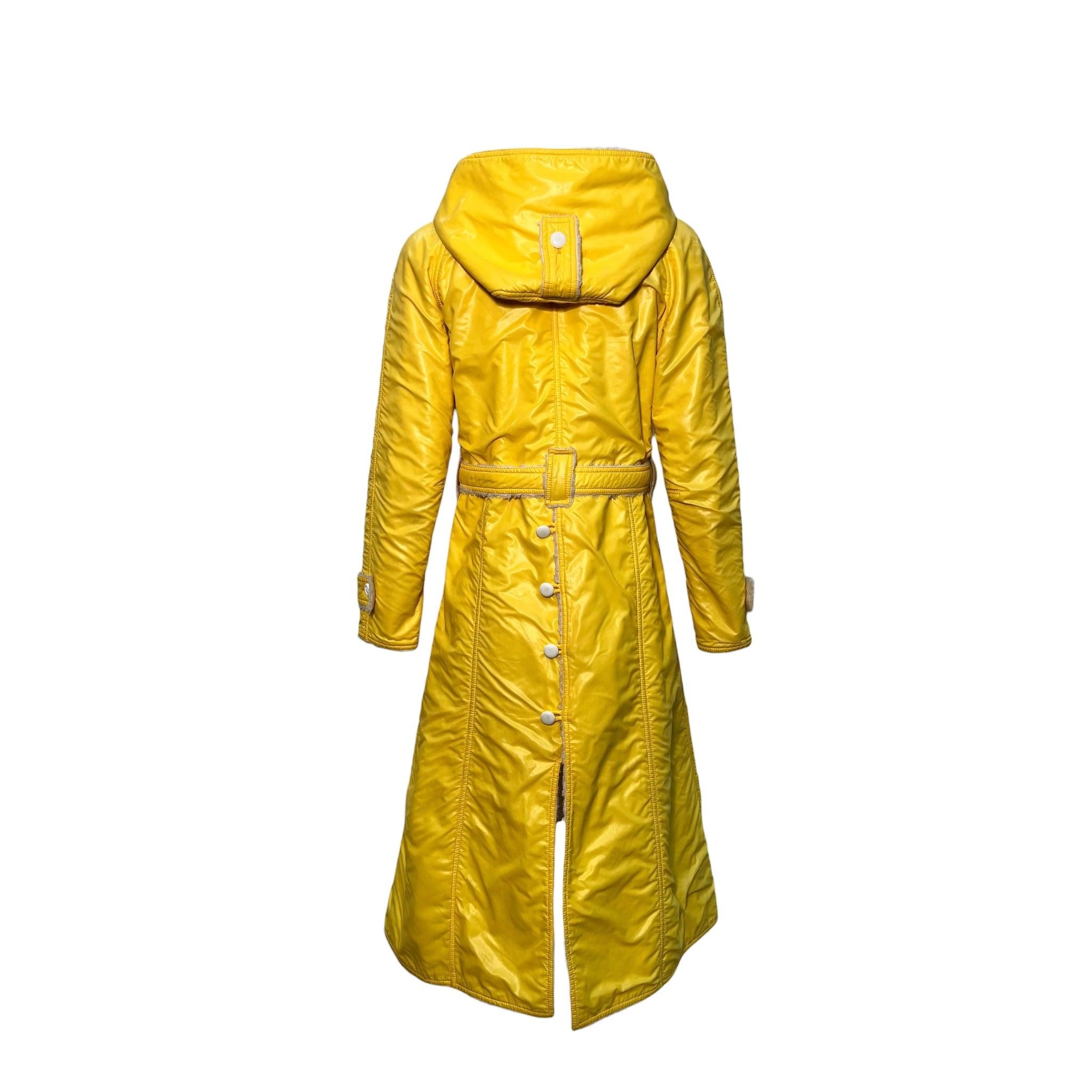 Courreges Hyperbole Early Yellow Nylon Sherpa Lined Raincoat Dress, 1970er Jahre im Zustand „Gut“ im Angebot in Los Angeles, CA
