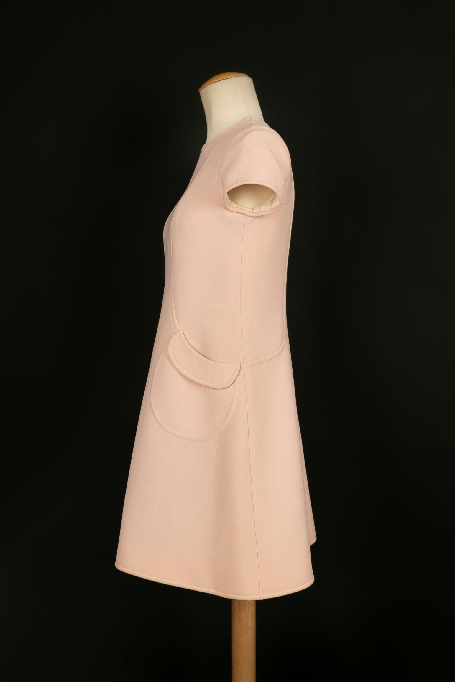 Courrèges - Light pink dress in a trapeze shape. No size tags, fits a 36FR.

Additional information:
Dimensions: Shoulder width: 36 cm, Chest: 39 cm, Sleeve length: 15 cm, Length: 90 cm
Condition: Very good condition
Seller Ref number: VR139