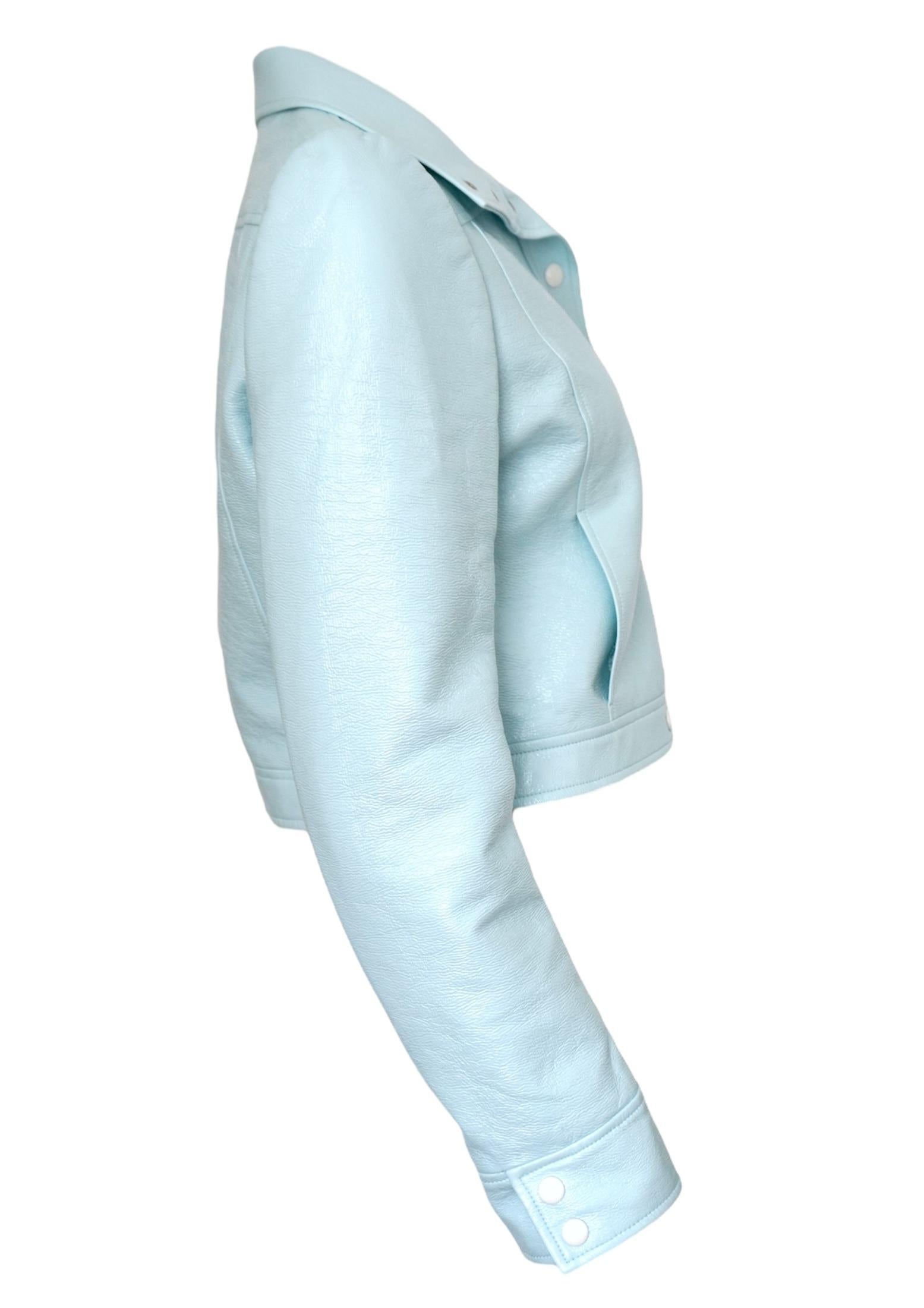 Veste en vinyle bleu pastel de COURRÈGES en coton mélangé, logo brodé sur la poitrine, col roulé, manches longues, fermeture par bouton sur le devant et deux poches latérales fendues.
Taille 42
Livré avec un sac à vêtements
Coton 88%, Polyuréthane