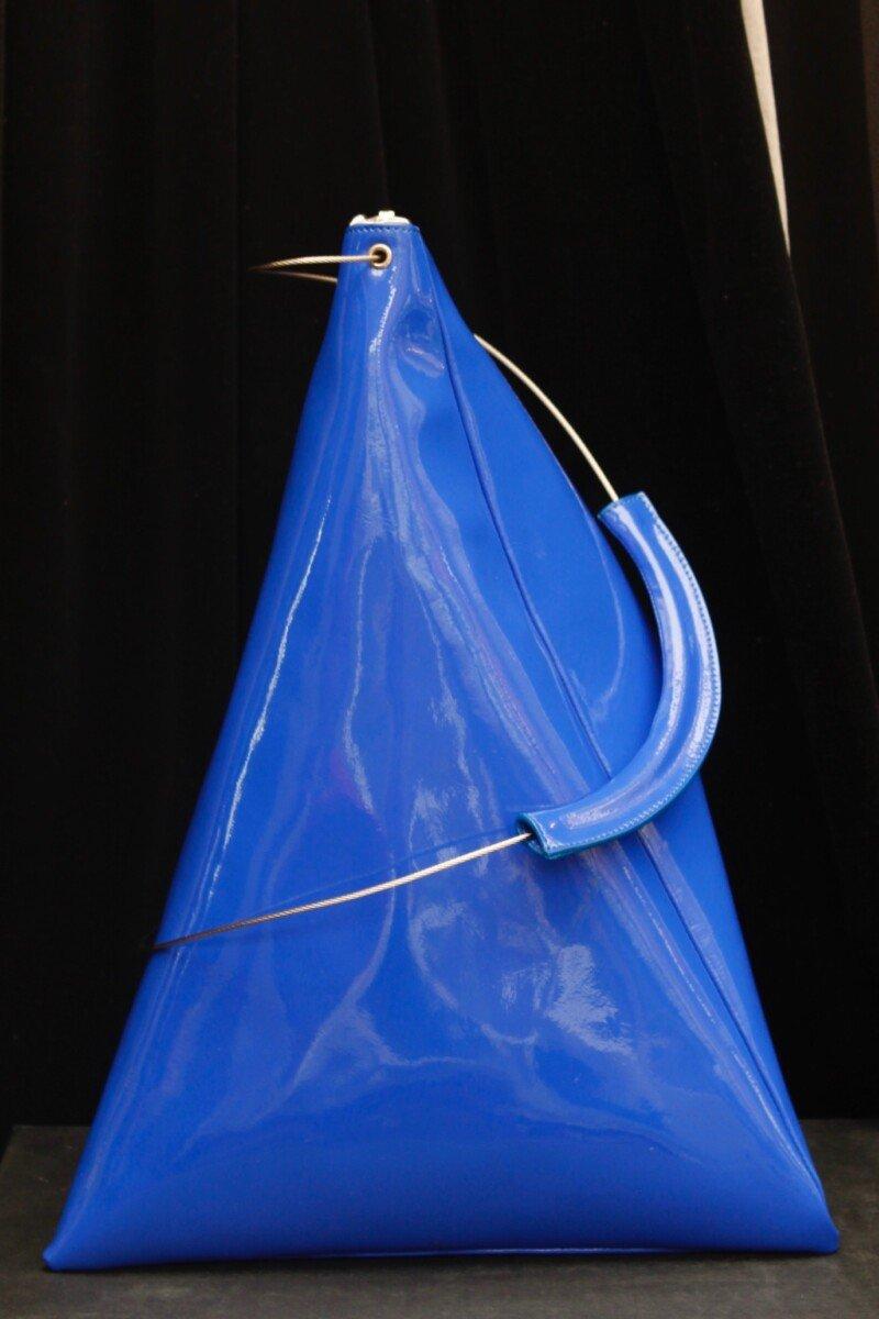 Courreges - Lozenge-shaped bag composed of electric blue vinyl. It opens with a zip.

Additional information: 

Dimensions: 
Height: 42 cm (16.53 in), Width: 32 cm (12.59in), Handle: 107 cm (42.12 in)

Condition: 
Very good condition. A few glue