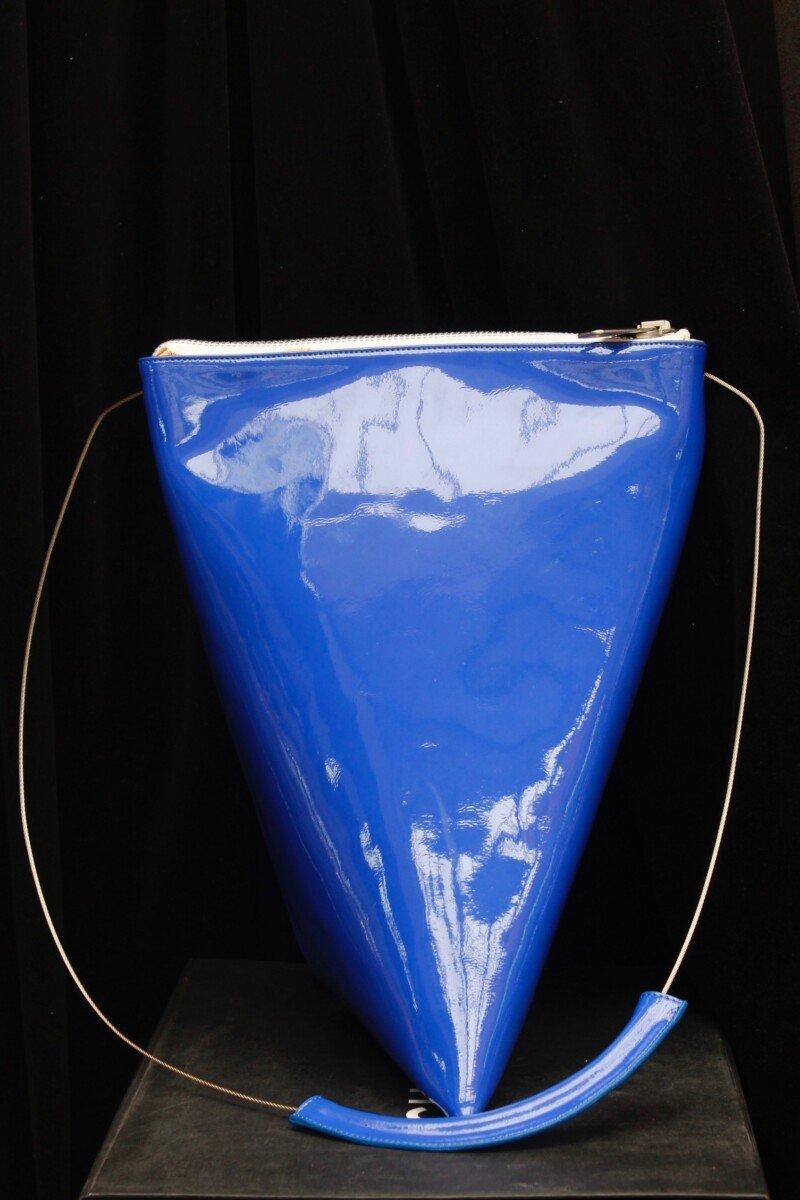 Courrèges Tasche in Rautenform aus blauem Vinyl im Zustand „Gut“ im Angebot in SAINT-OUEN-SUR-SEINE, FR