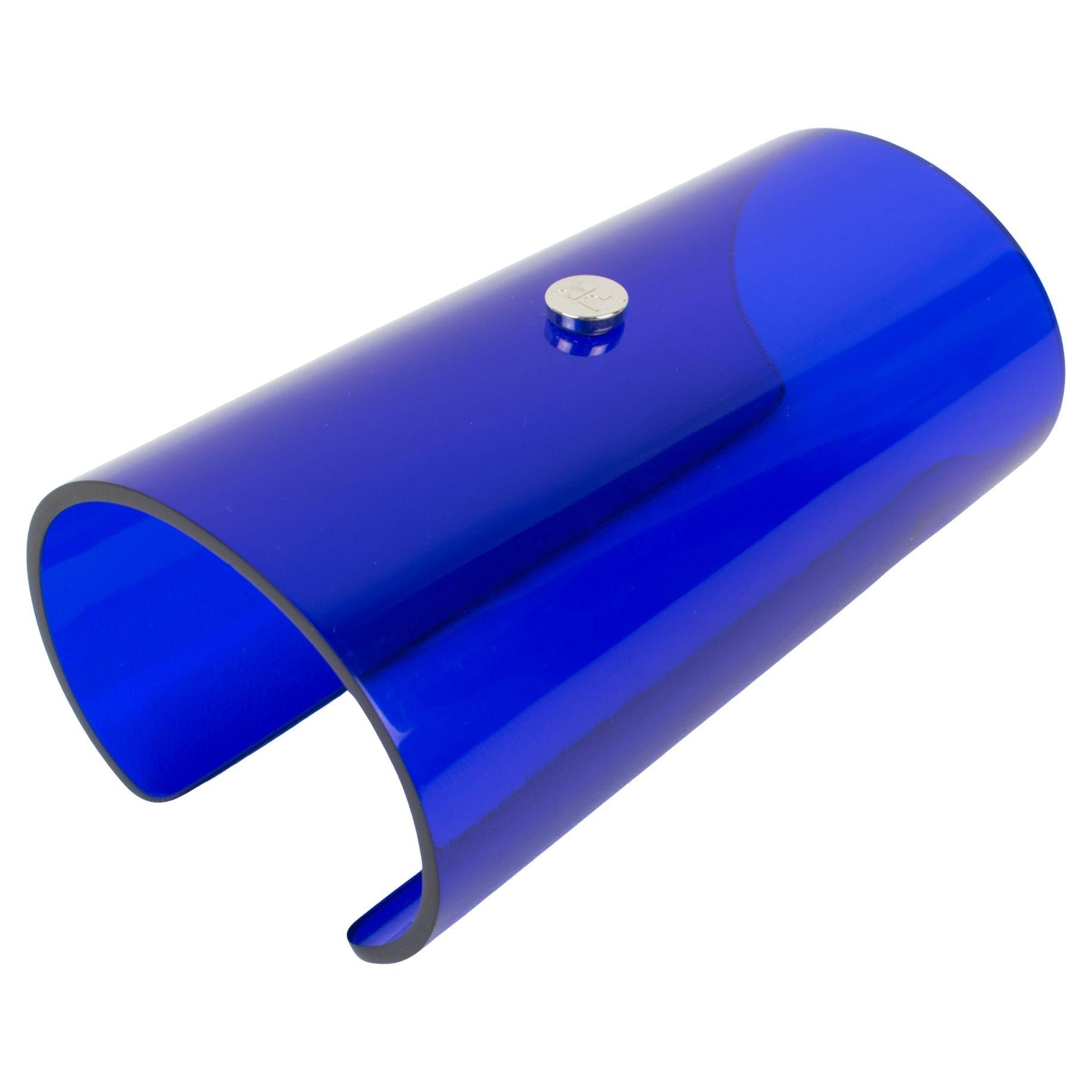Pulsera tipo brazalete de acrílico y lucita «Cobalt» de Courreges Paris en venta