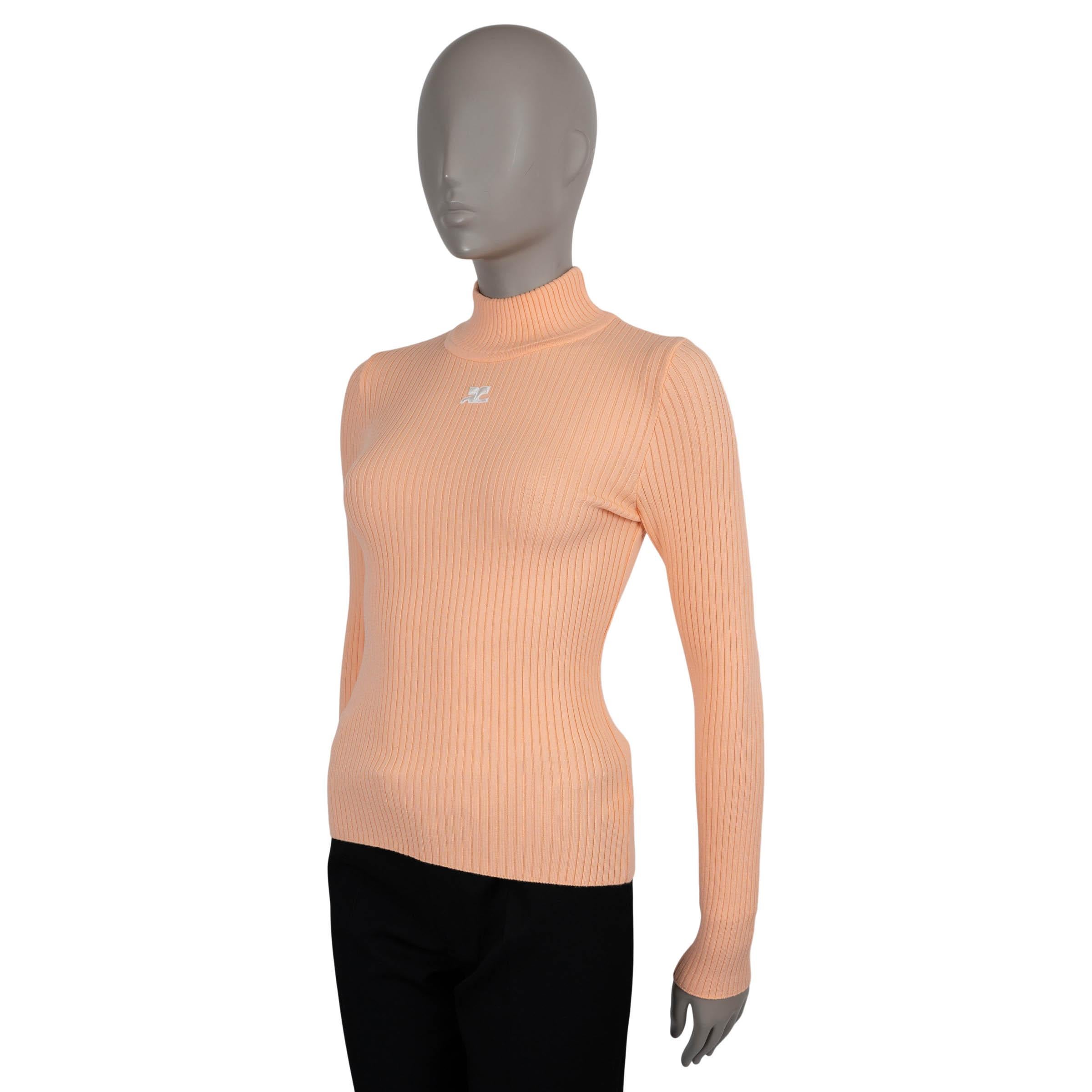 Dieser 100% authentische Courrèges Re-Edition Pullover ist aus pfirsichfarbenem Rippstrick aus Viskose (79%) und Polyester (30%) gefertigt. Es hat eine taillierte Silhouette, einen Rundhalsausschnitt, lange Ärmel und das kontrastierende weiße