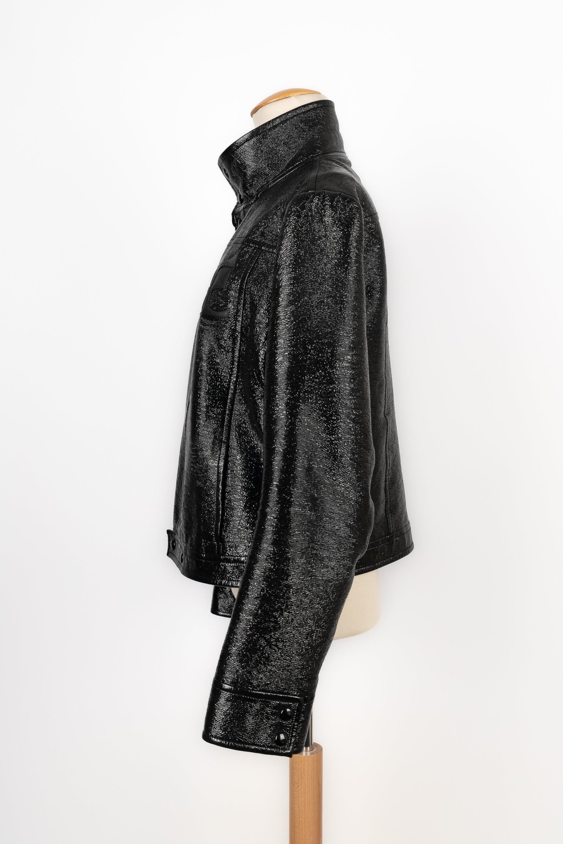 Courrèges - (Made in Portugal) Short black vinyl jacket. Size XL indicated.

Additional information:
Condition: Very good condition
Dimensions: Shoulder width: 41 cm - Chest: 52 cm - Sleeve length: 62 cm - Length: 53 cm

Seller Reference: HFV11