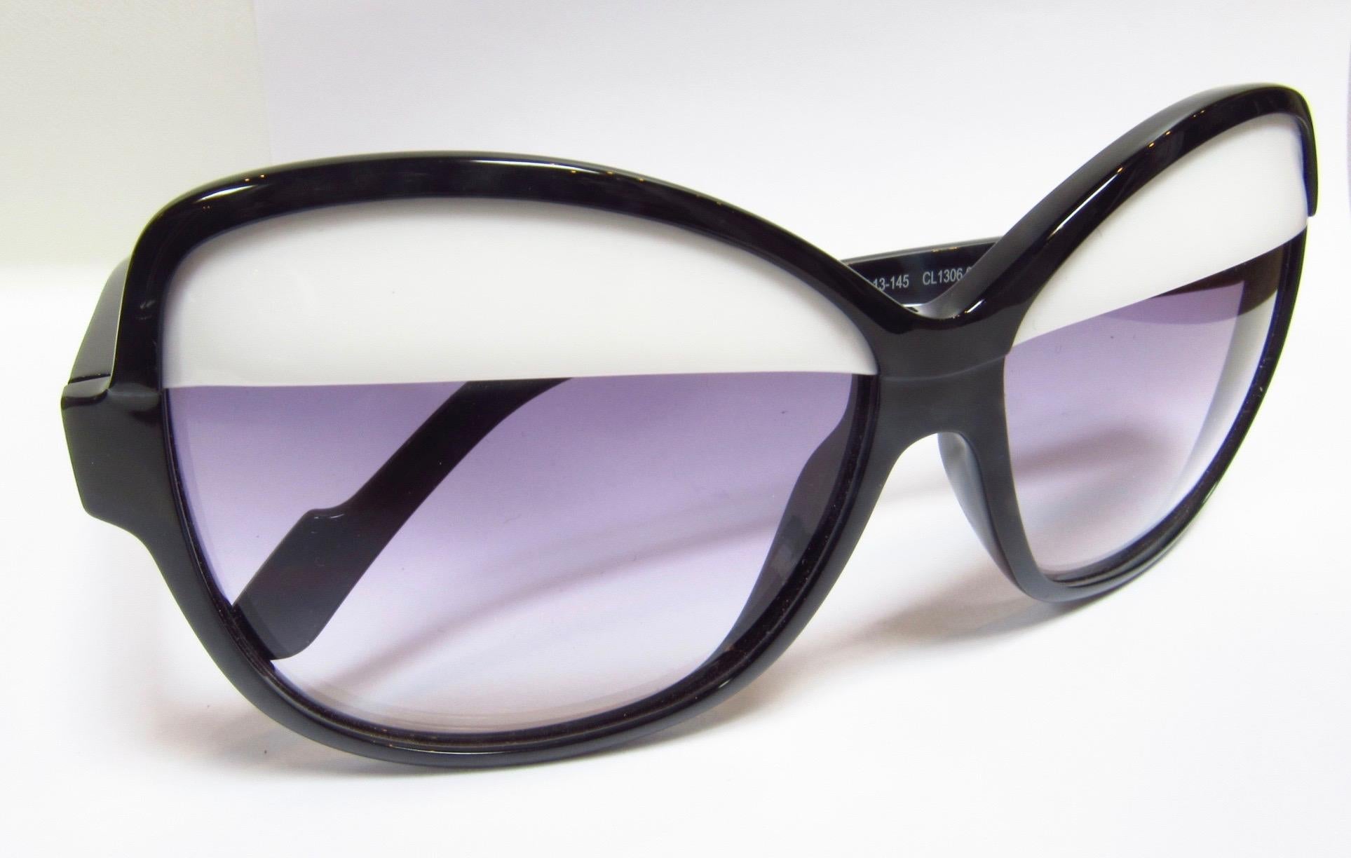 Black 'Paupier' sunglasses from Courrèges featuring oversized frames and gradient lenses.