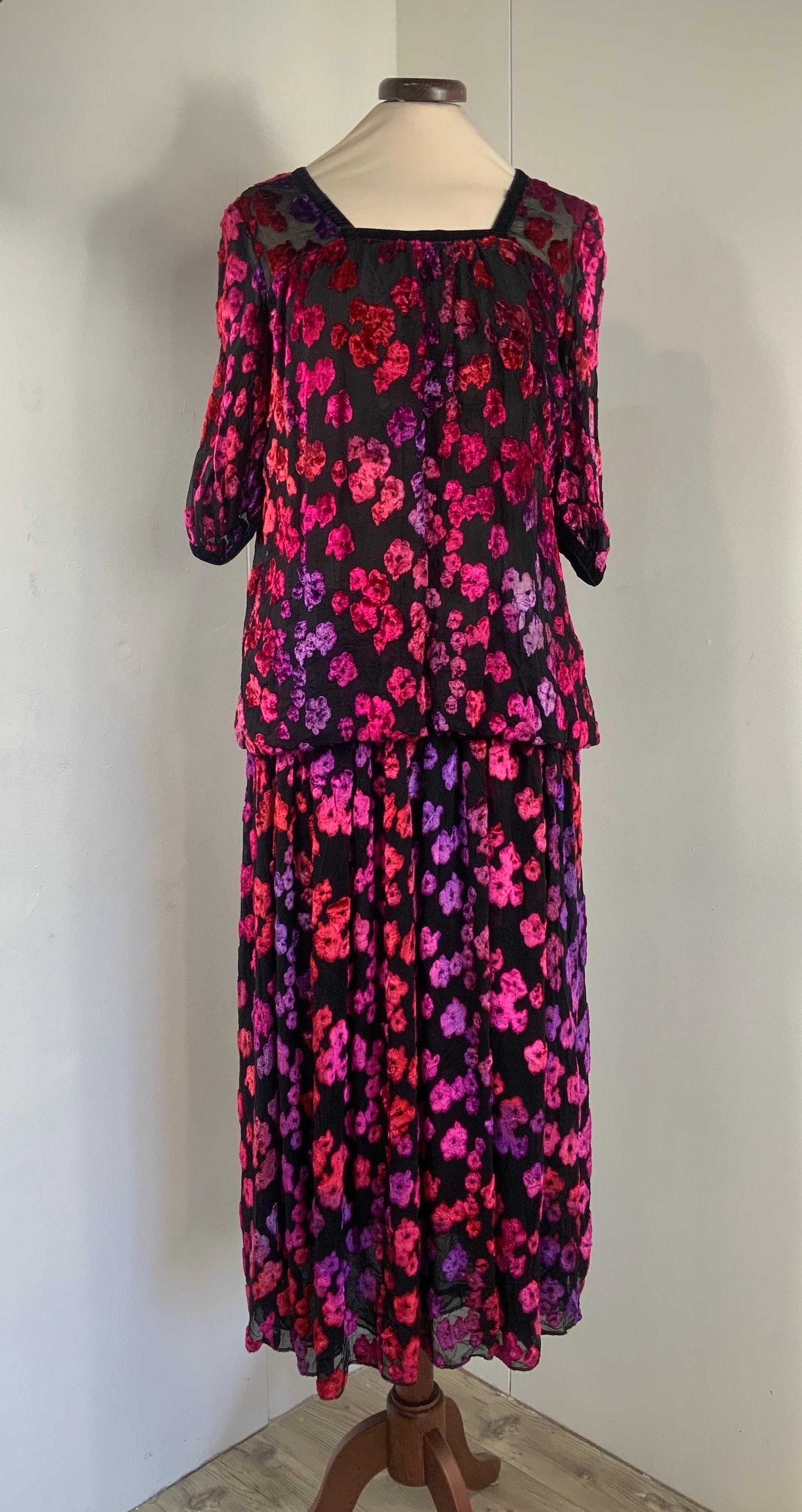 COURREGES Dress.
Vintage clothe.
Featuring silk and viscose.
Fabrics and colors are really amazing.
Size is missing. It fits an 40/42 Italian.
Shoulders 40 cm
Bust 44 cm
Length 125 cm
Conditions: Good - it shows normal use signs and pulled threads.