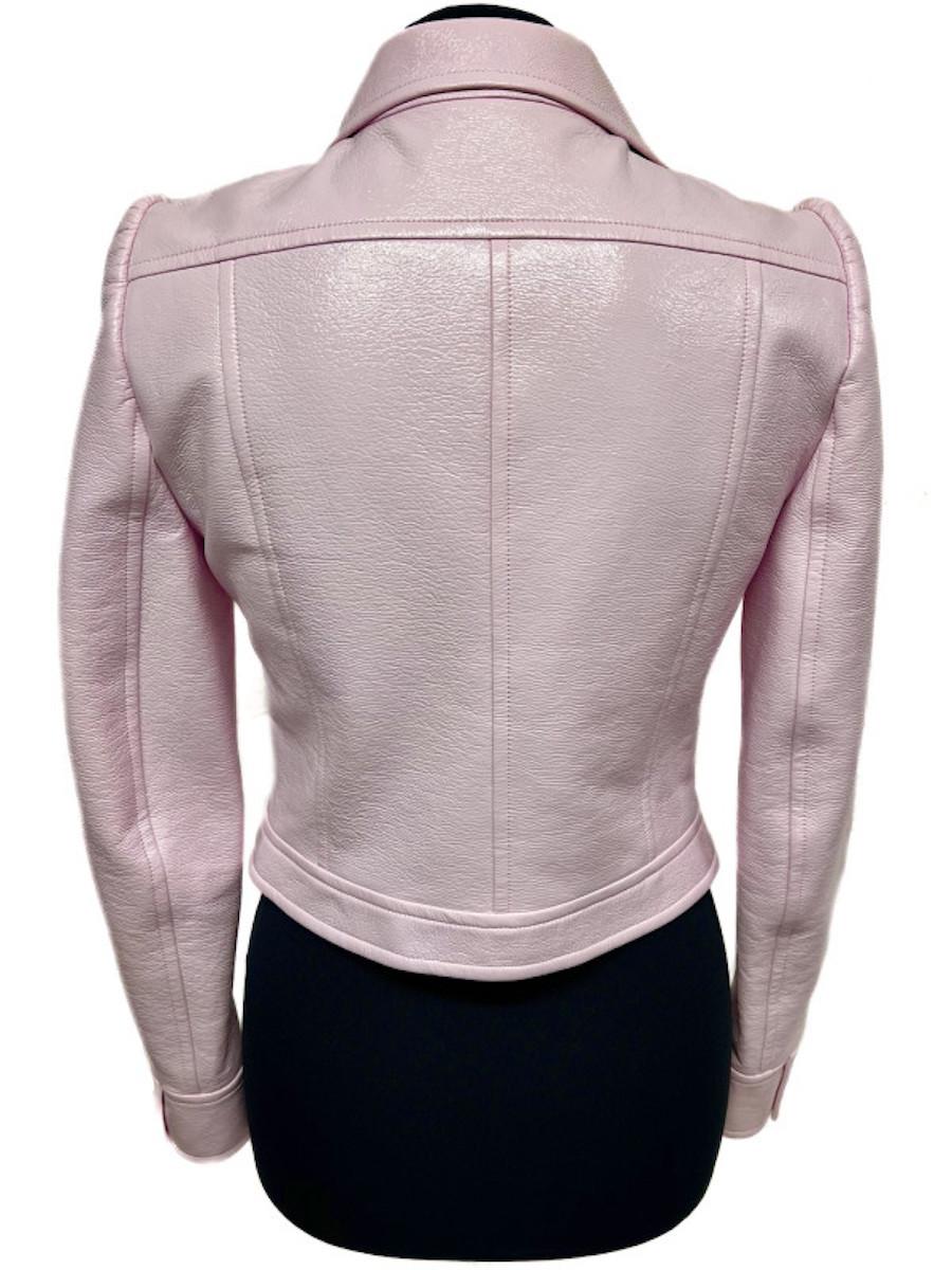 Chaqueta de vinilo icónica vintage COURREGES talla 38.
La chaqueta más icónica de la Maison en vinilo rosa. Logotipo Courrèges y botones blancos. Sin desgaste, etiqueta de composición presente.
Estado: muy bueno
Fabricado en Portugal
Material: