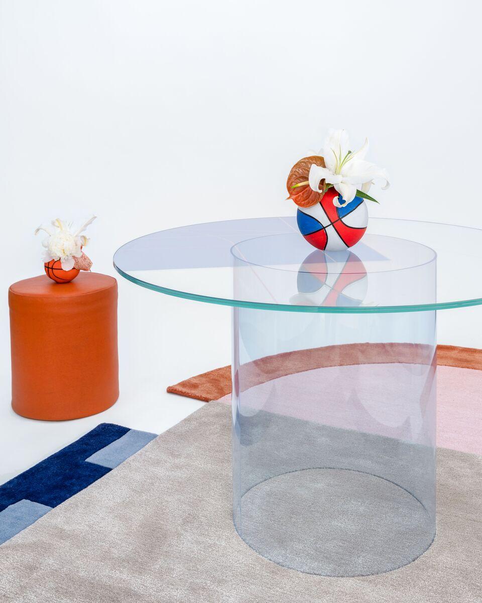 Américain Table de salle à manger ronde Court 1 par Pieces, plateau moderne en verre imprimé avec base en acrylique en vente
