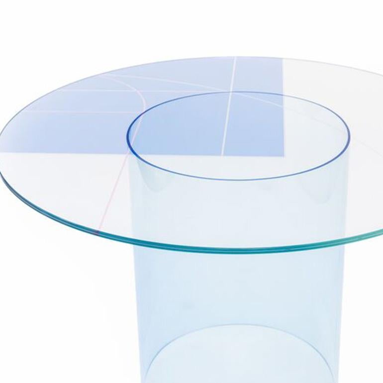 Laminé Table de salle à manger ronde Court 1 par Pieces, plateau moderne en verre imprimé avec base en acrylique en vente