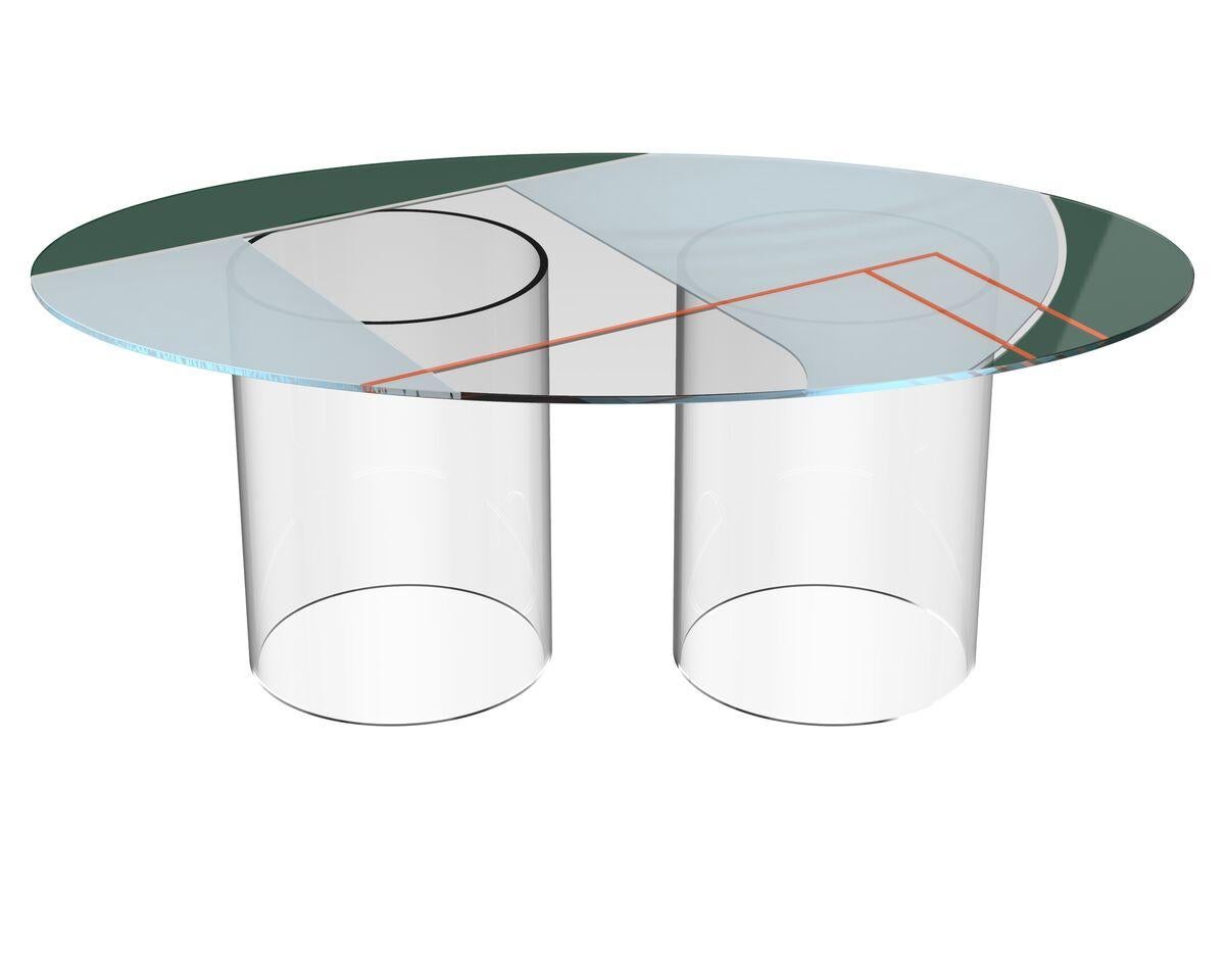 Faisant partie de la série Court, la table à rails a fait ses débuts au Salon international du meuble contemporain en 2018.

Surface de verre intercalaire imprimée. Graphique de piste translucide imprimé à l'échelle. 
Socles cylindriques en