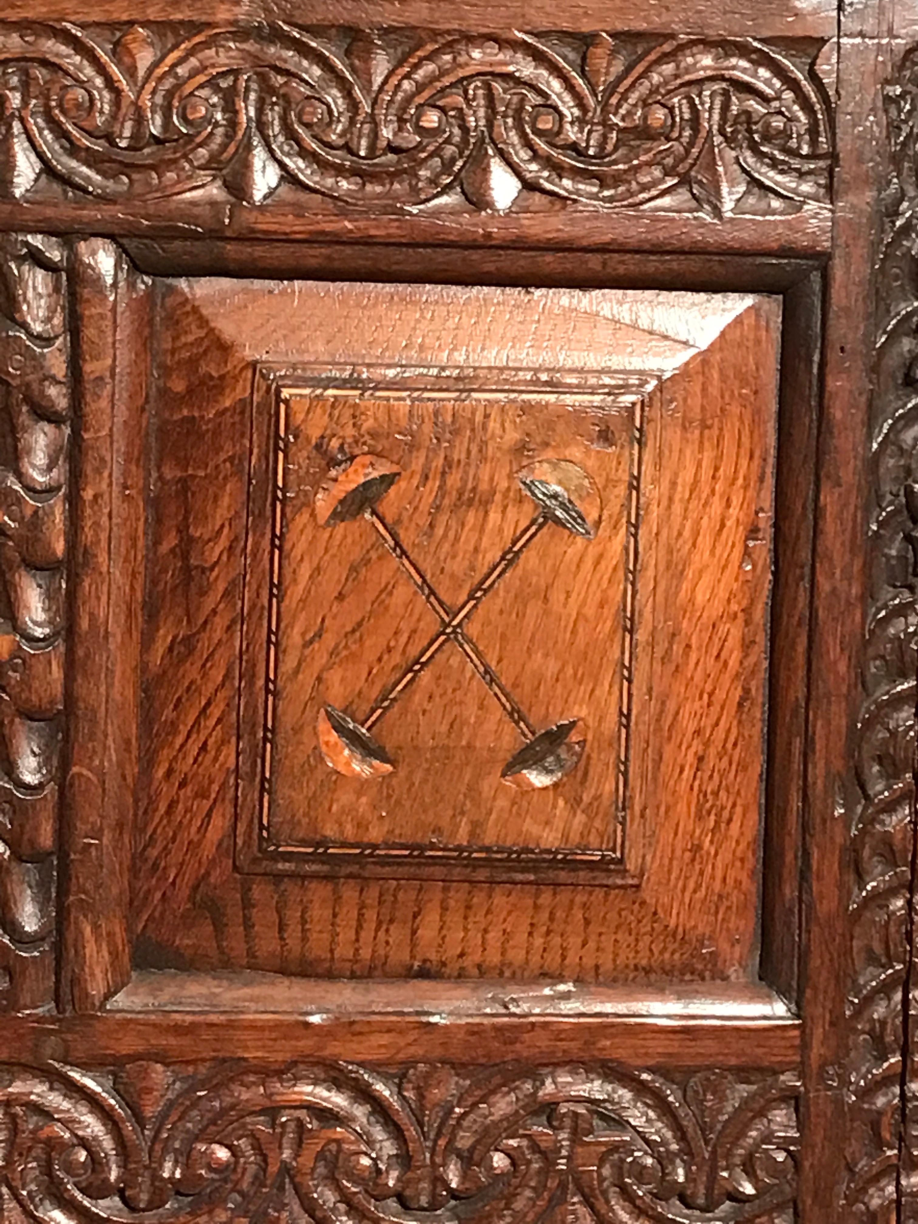 Armario de corte Fechado en 1731 Con iniciales RR KL Incrustaciones de roble Máscaras de madera de frutal en venta 3