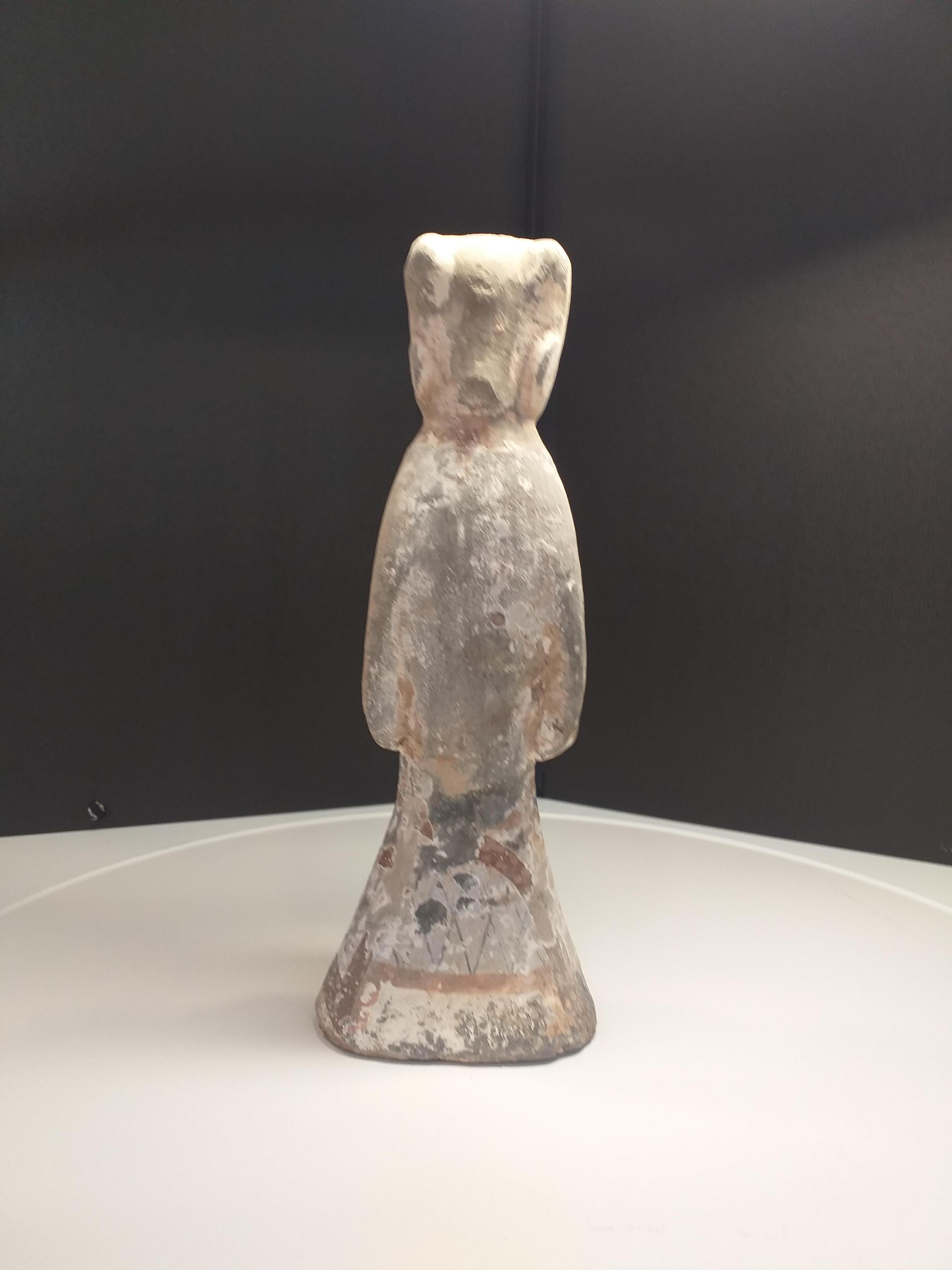 Signora della Corte. 
Terracotta. 
Cina, periodo Han.
206 A.C.
H. 25,5 cm. L 9 cm. D 7 cm.
1200€.