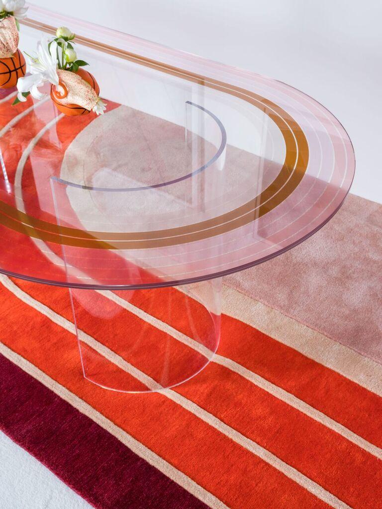  „Court Series“ Trainingsteppich von Pieces, moderner handgetufteter, farbenfroher, sportlicher Teppich (Moderne) im Angebot