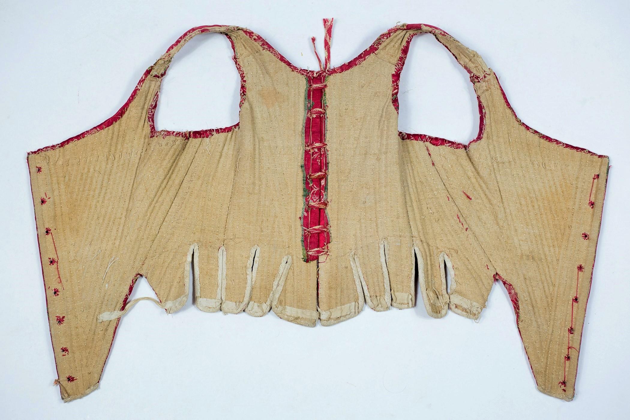 Louis XV period
France
Rigid body of Court with busk and eyelets in two laced parts, entirely ribbed with whalebone and reeds. Back in cherry edged satin (satin of 8) with floral decoration called 