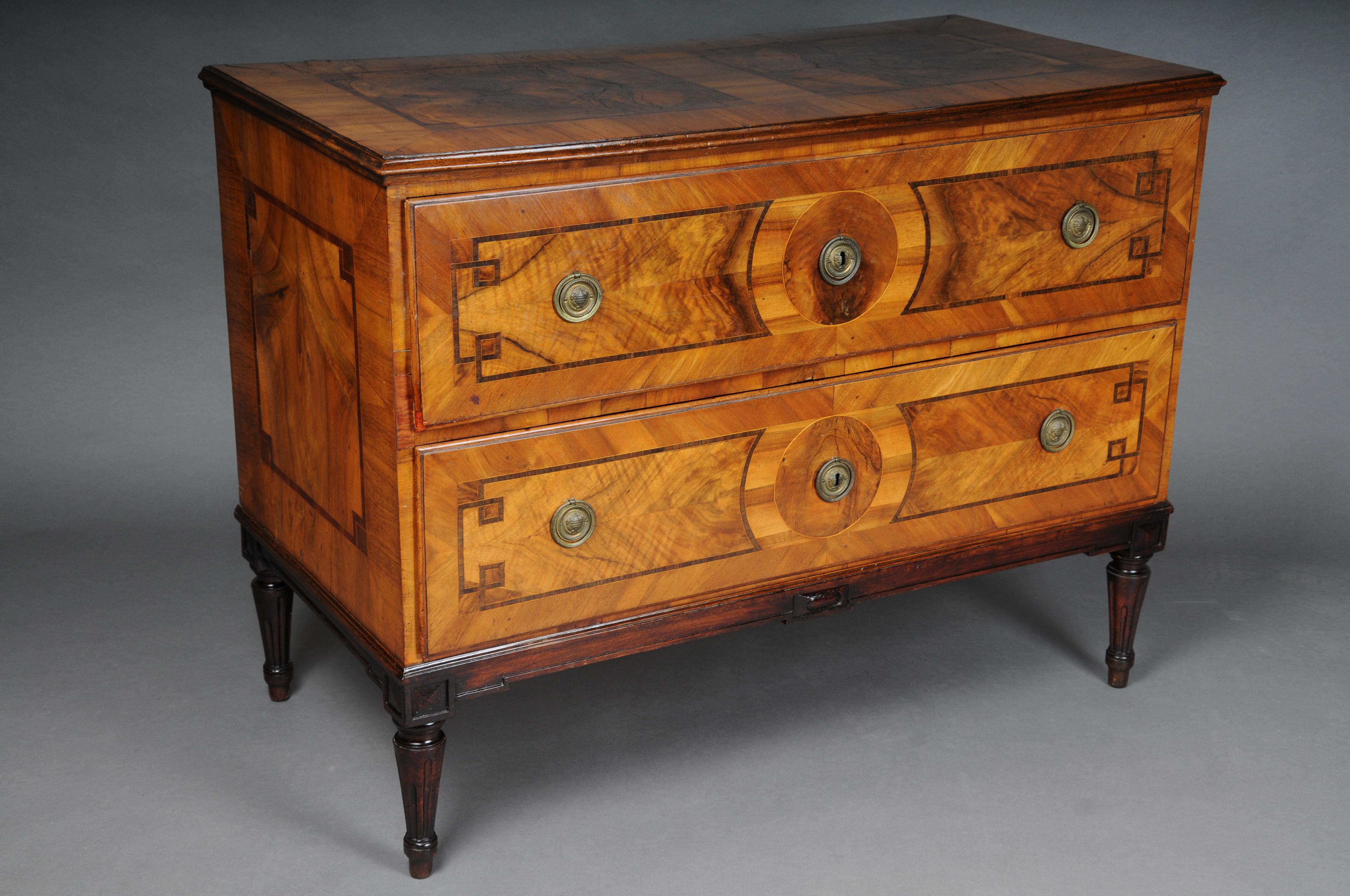 Courtly classical chest of drawers, South German around 1780

Solid wood wood, walnut veneer with fine wood thread wood inlays.

Cover plate partly with walnut root veneer fields.

two-legged body standing on canilated, pointed legs. Brass fittings