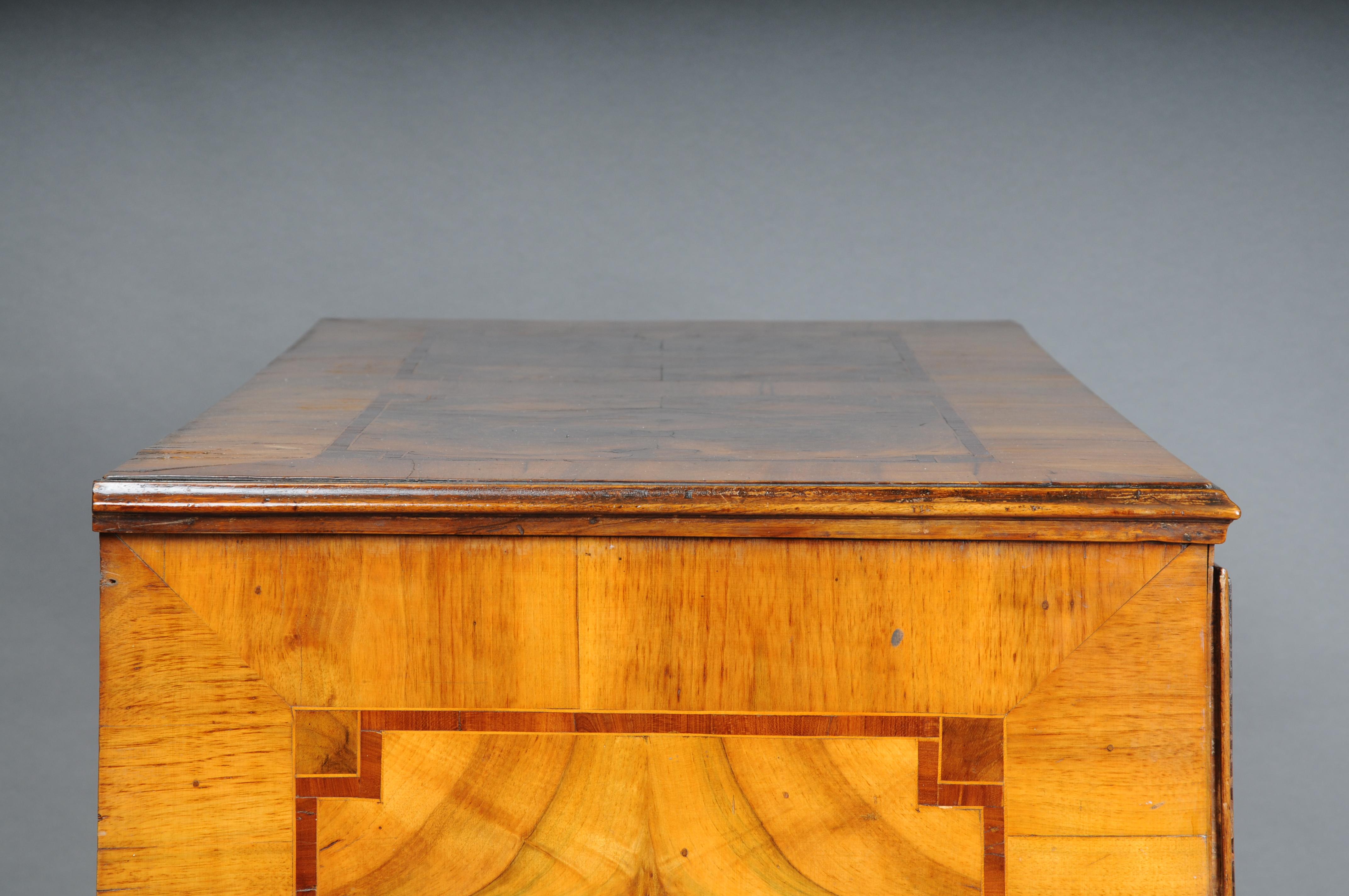Courtly classical chest of drawers, South German around 1780 For Sale 1