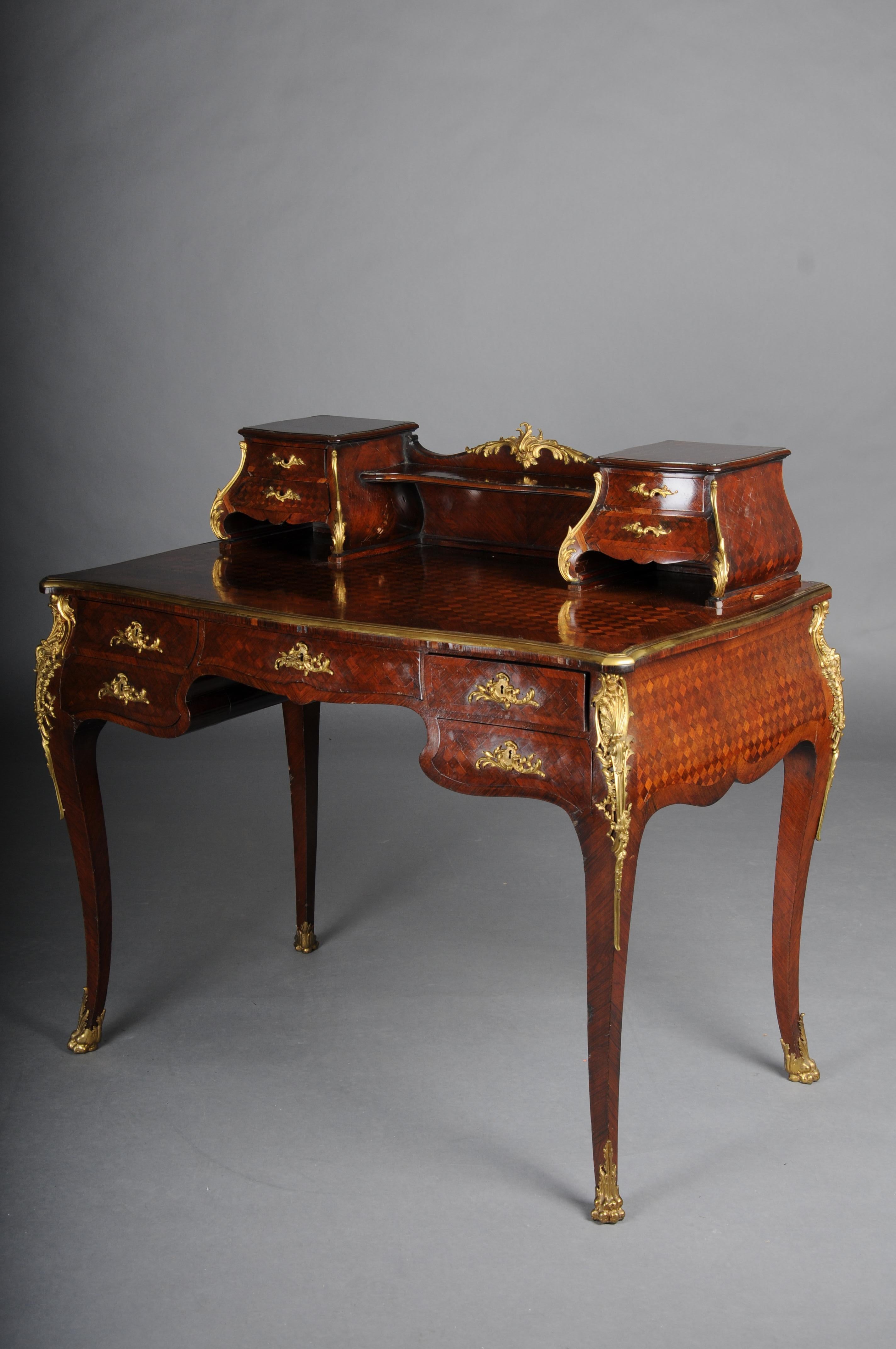 Courtly ladies' secretary signed F. Linke around 1880 Paris

Solid oak wood veneered with fine veneer and packaged over a wide area.

Fire-gilded and finely chased bronze and cambered.