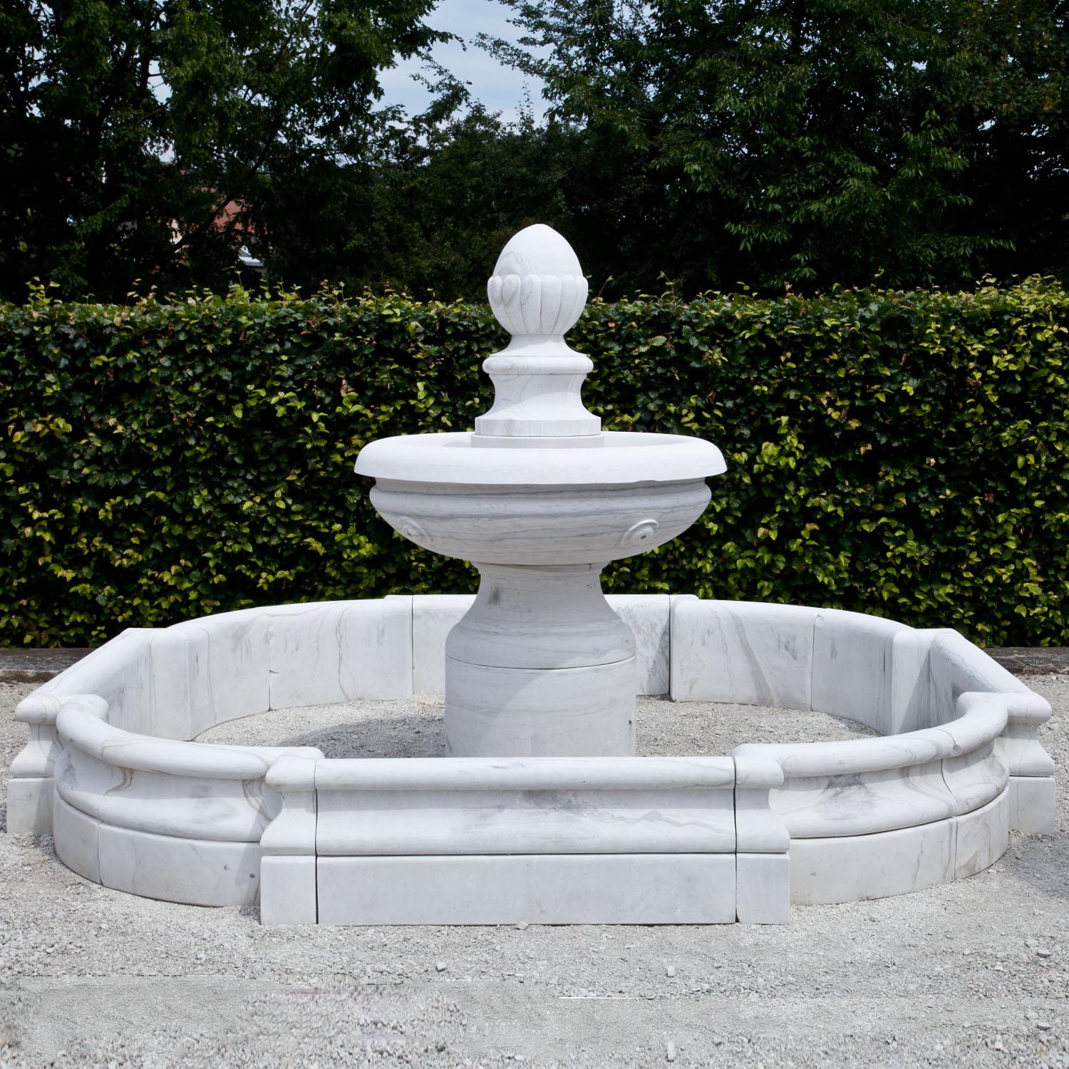 Fontaine courtoise en marbre:: 21e siècle Bon état - En vente à Greding, DE