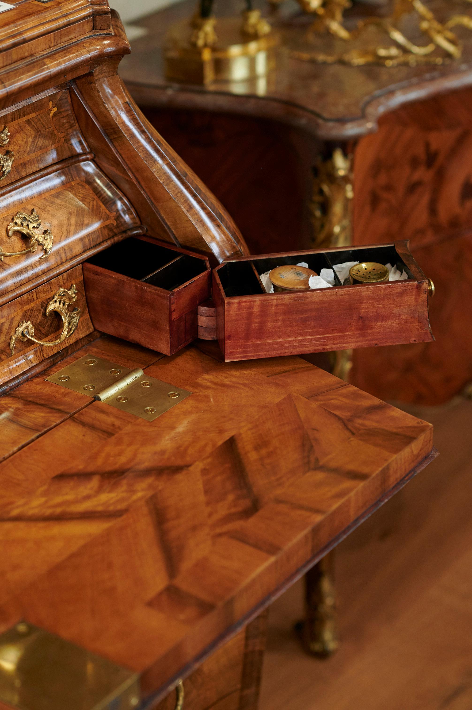 Armoire à écrire avec couronne, Michael Kimmel, 18e siècle, Allemagne en vente 1