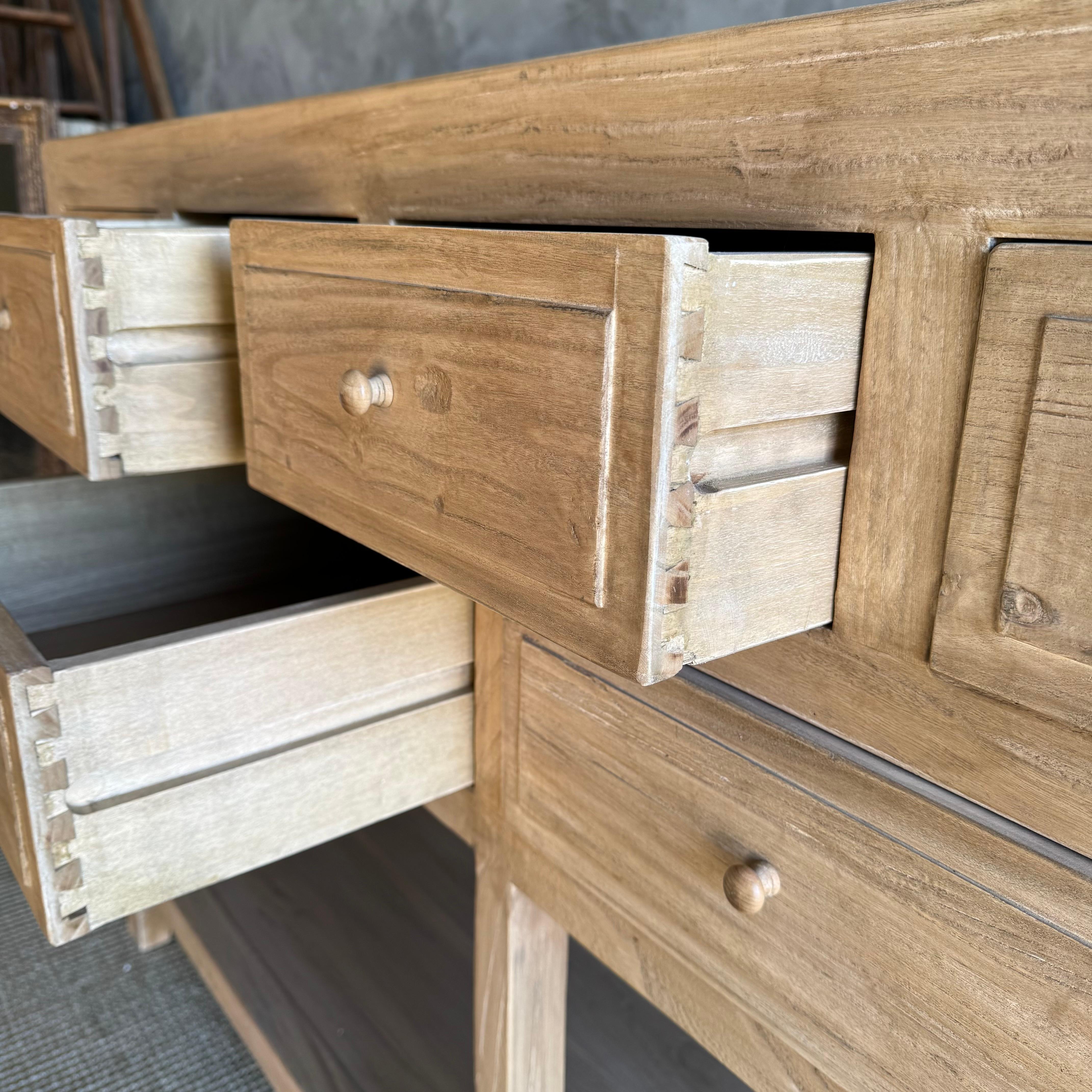 Courtnay Konsolentisch aus aufgearbeitetem Ulmenholz mit Schubladen aus natürlichem Holz (21. Jahrhundert und zeitgenössisch) im Angebot