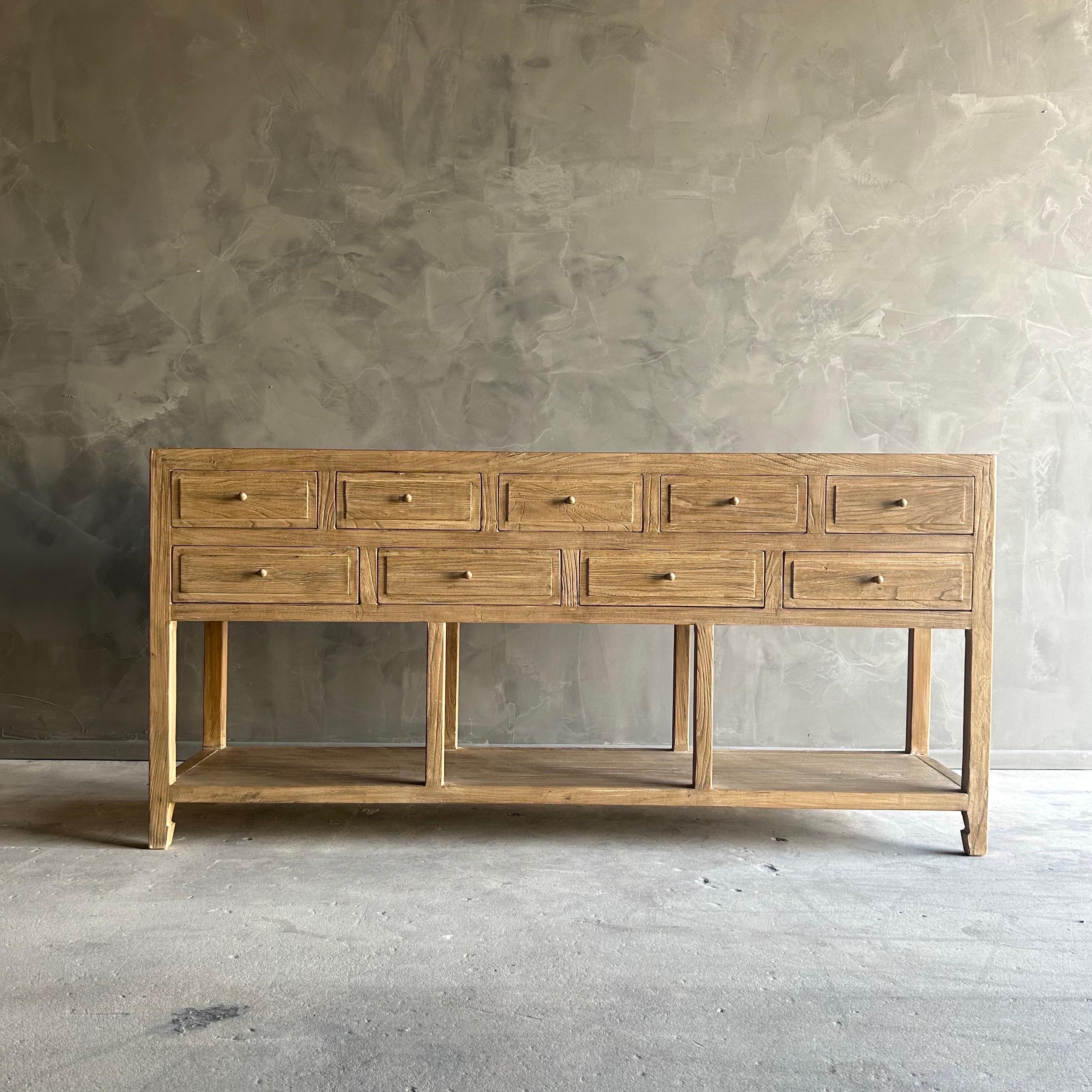 Courtney Console en bois d'orme récupéré par Bloom home inc.
Notre console sur mesure est un mélange parfait de style et de fonctionnalité. Fabriquée avec du bois récupéré dans une finition naturelle, cette console ajoutera un look intemporel à