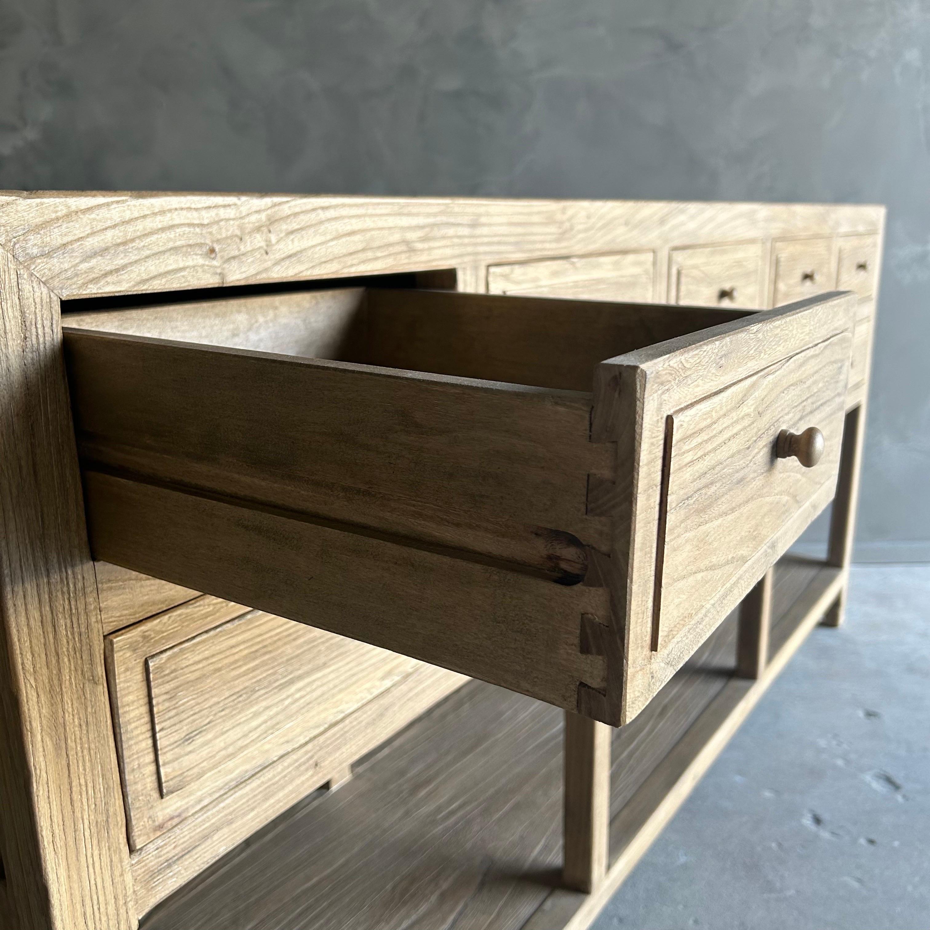 Orme Reya Table console en bois d'orme recyclé avec tiroirs en finition Nature en vente