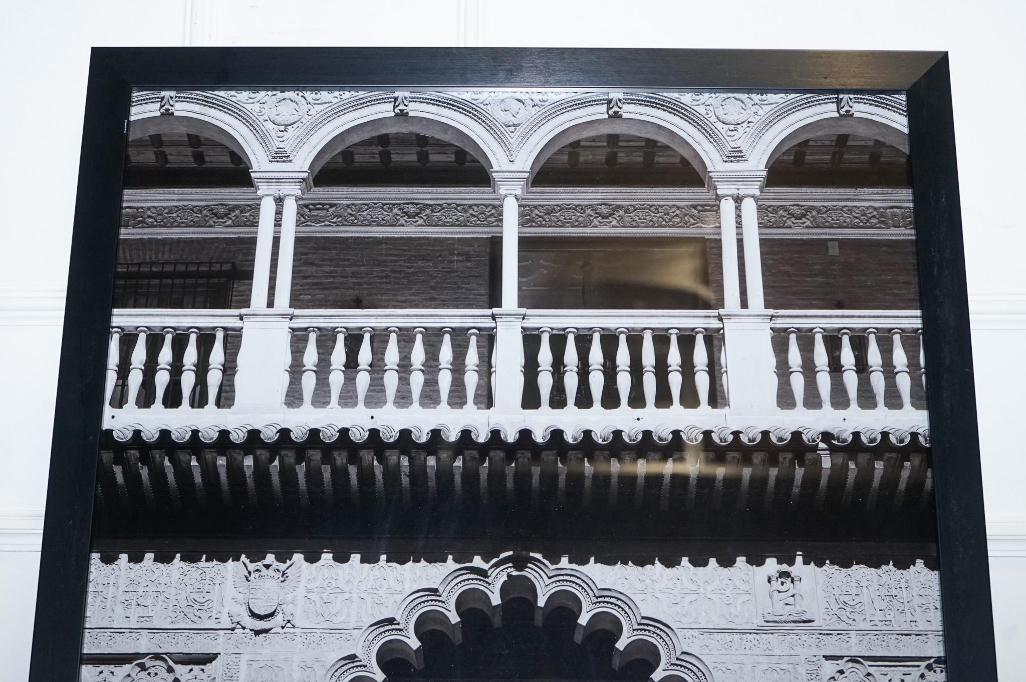 COURTYARD OF THE MAIDENS IN THE Real ALCAZAR IN SEVILLE PICTURE PRiNT ON FRAME im Zustand „Gut“ im Angebot in Pulborough, GB