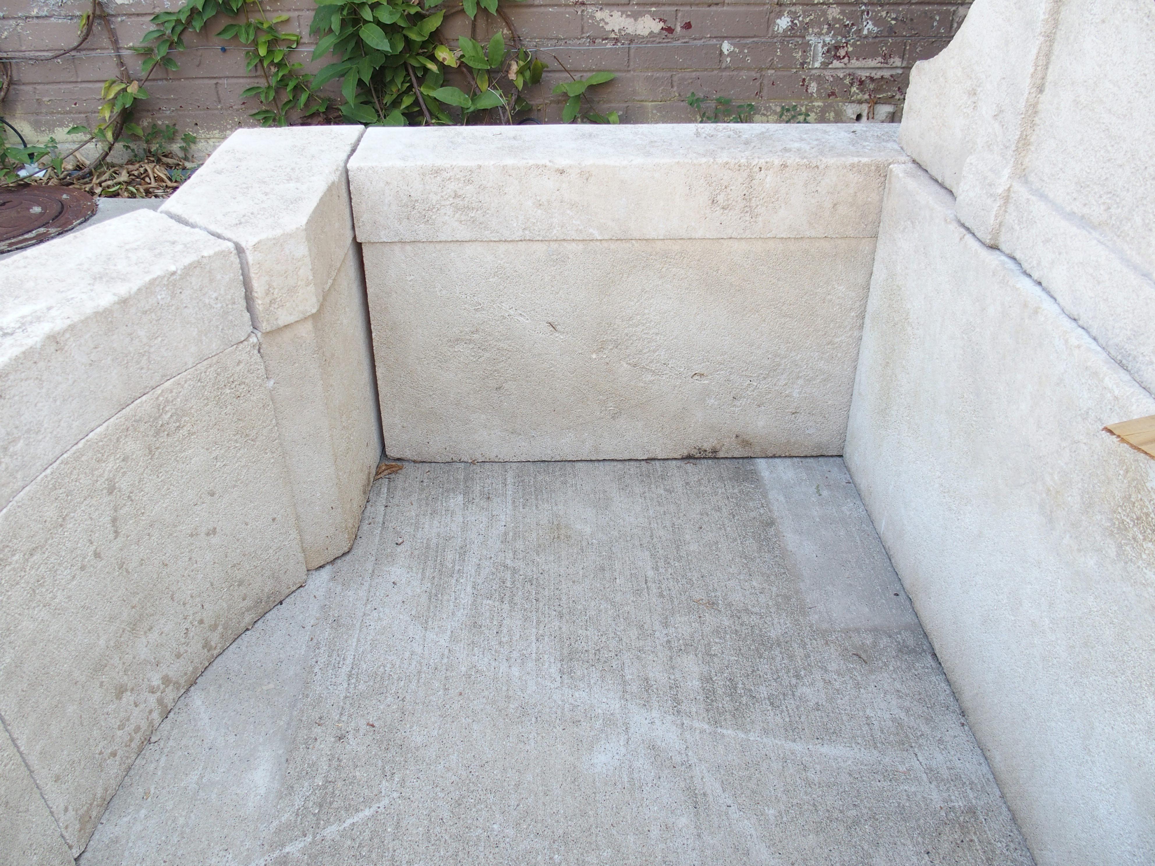 Fontana a muro in pietra calcarea intagliata francese Coustelet con piano ad arco e bacino in vendita 4