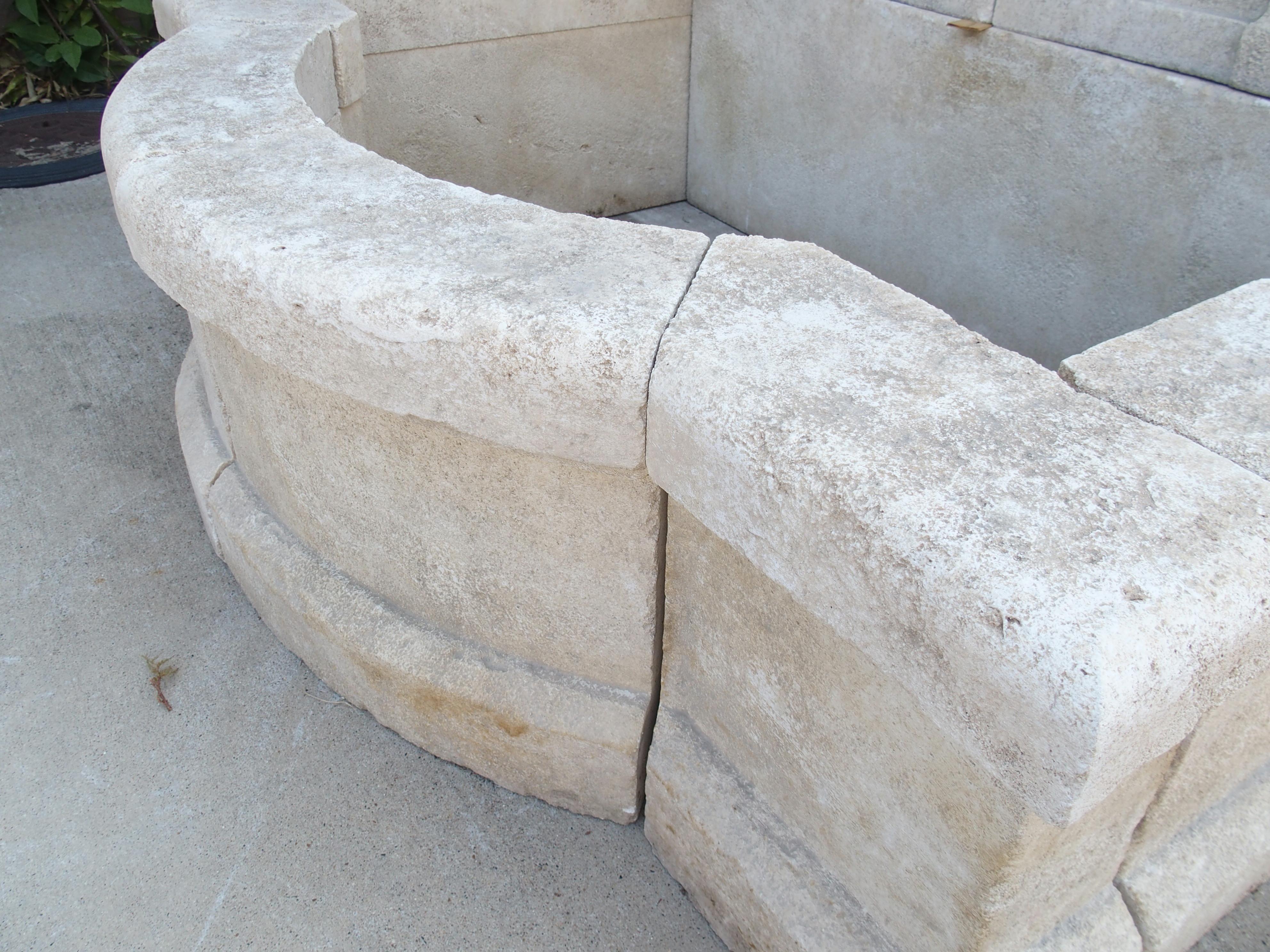 Fontana a muro in pietra calcarea intagliata francese Coustelet con piano ad arco e bacino in vendita 9
