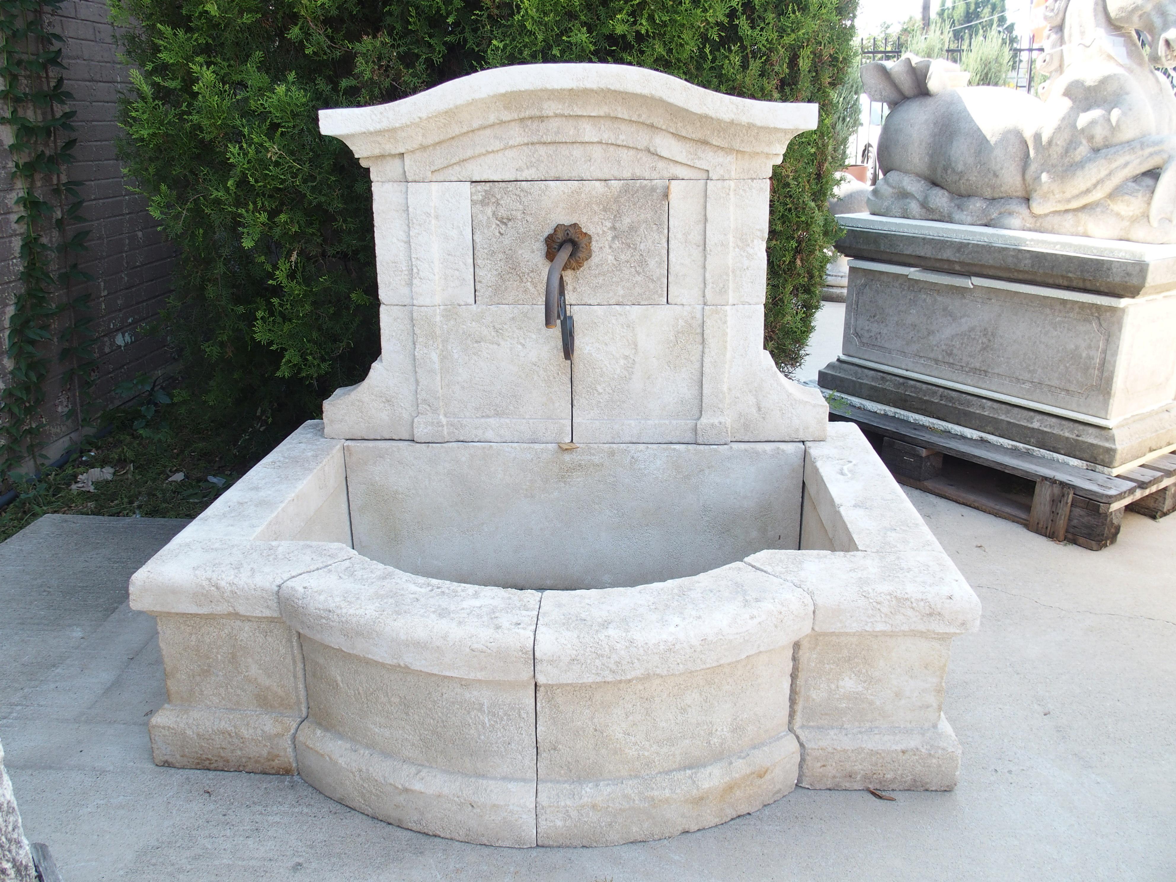 Intagliato a mano Fontana a muro in pietra calcarea intagliata francese Coustelet con piano ad arco e bacino in vendita