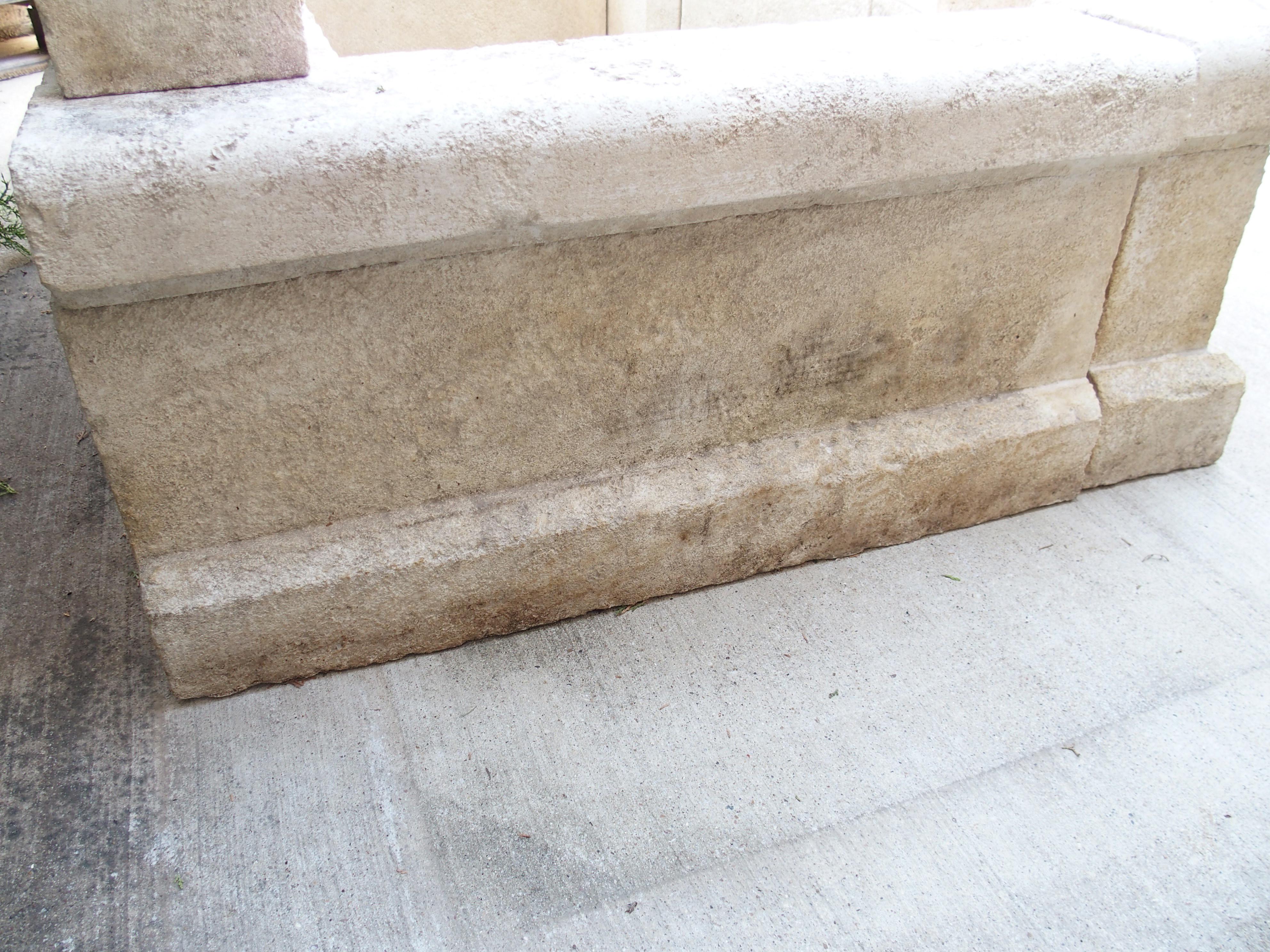 Metallo Fontana a muro in pietra calcarea intagliata francese Coustelet con piano ad arco e bacino in vendita