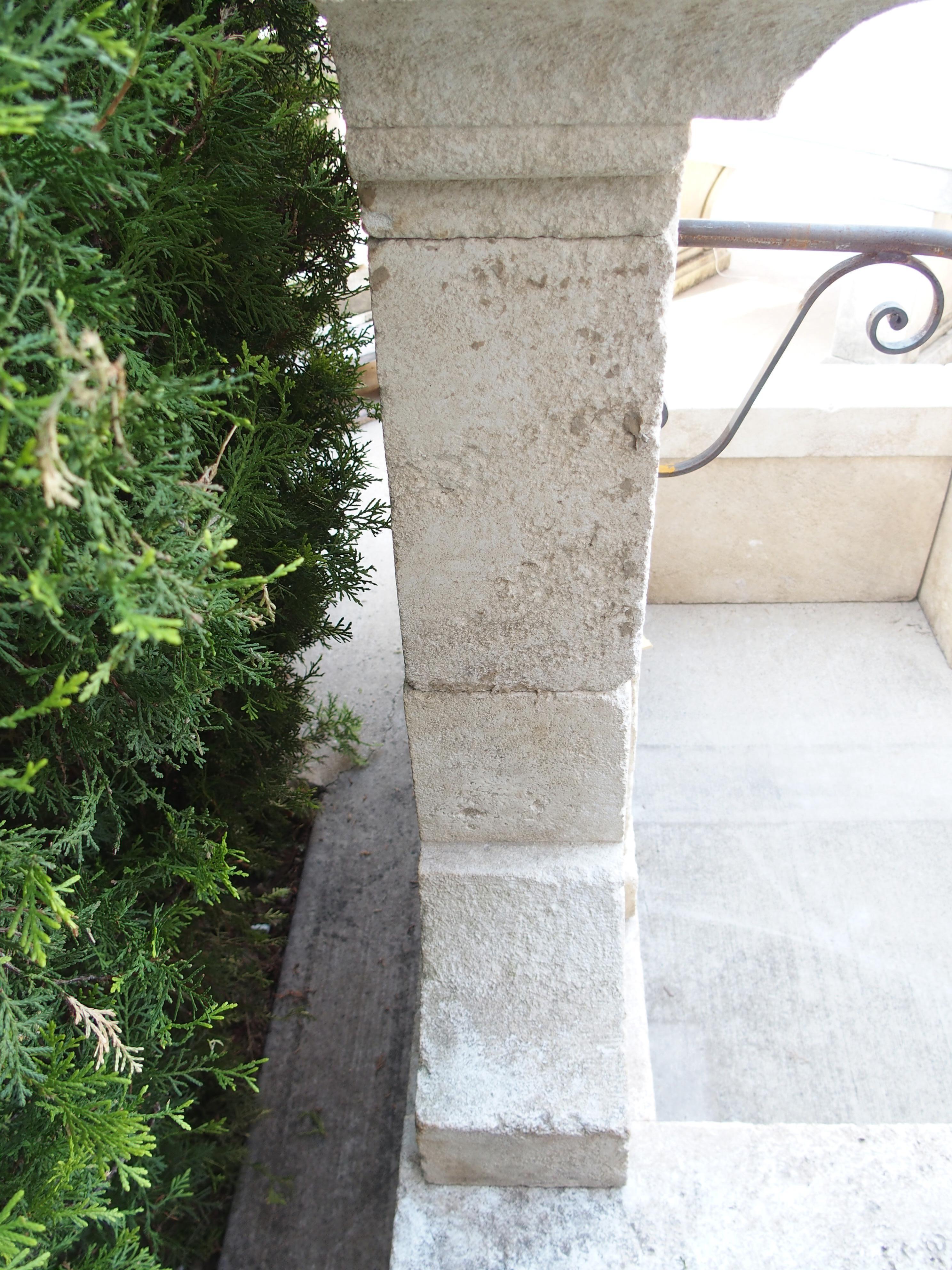 Fontana a muro in pietra calcarea intagliata francese Coustelet con piano ad arco e bacino in vendita 1