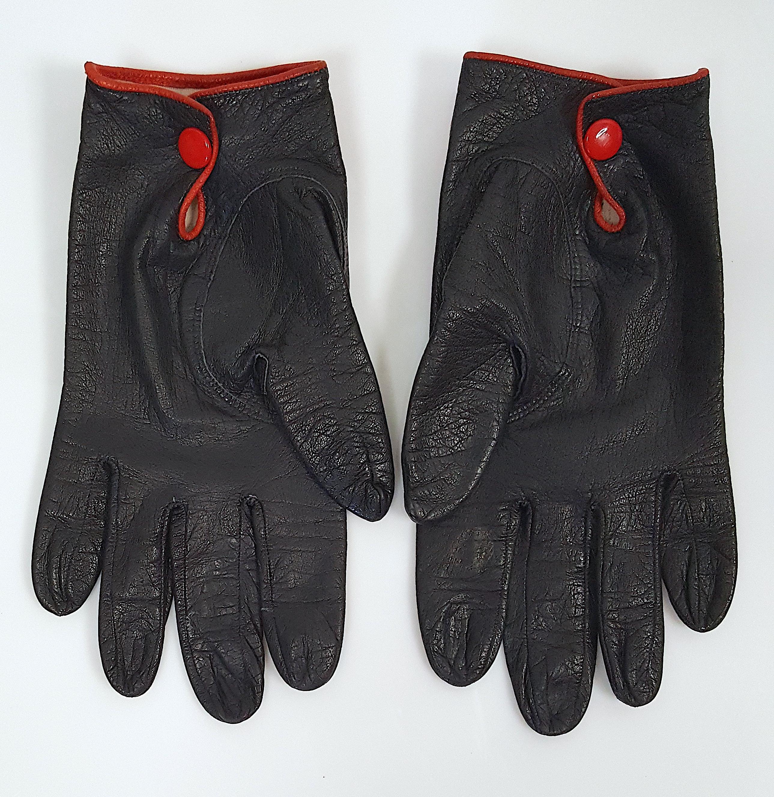 Réalisée en France en 1960 par le grand couturier futuriste Pierre Cardin (1922-2020), cette paire de gants noirs en cuir de chevreau souple 