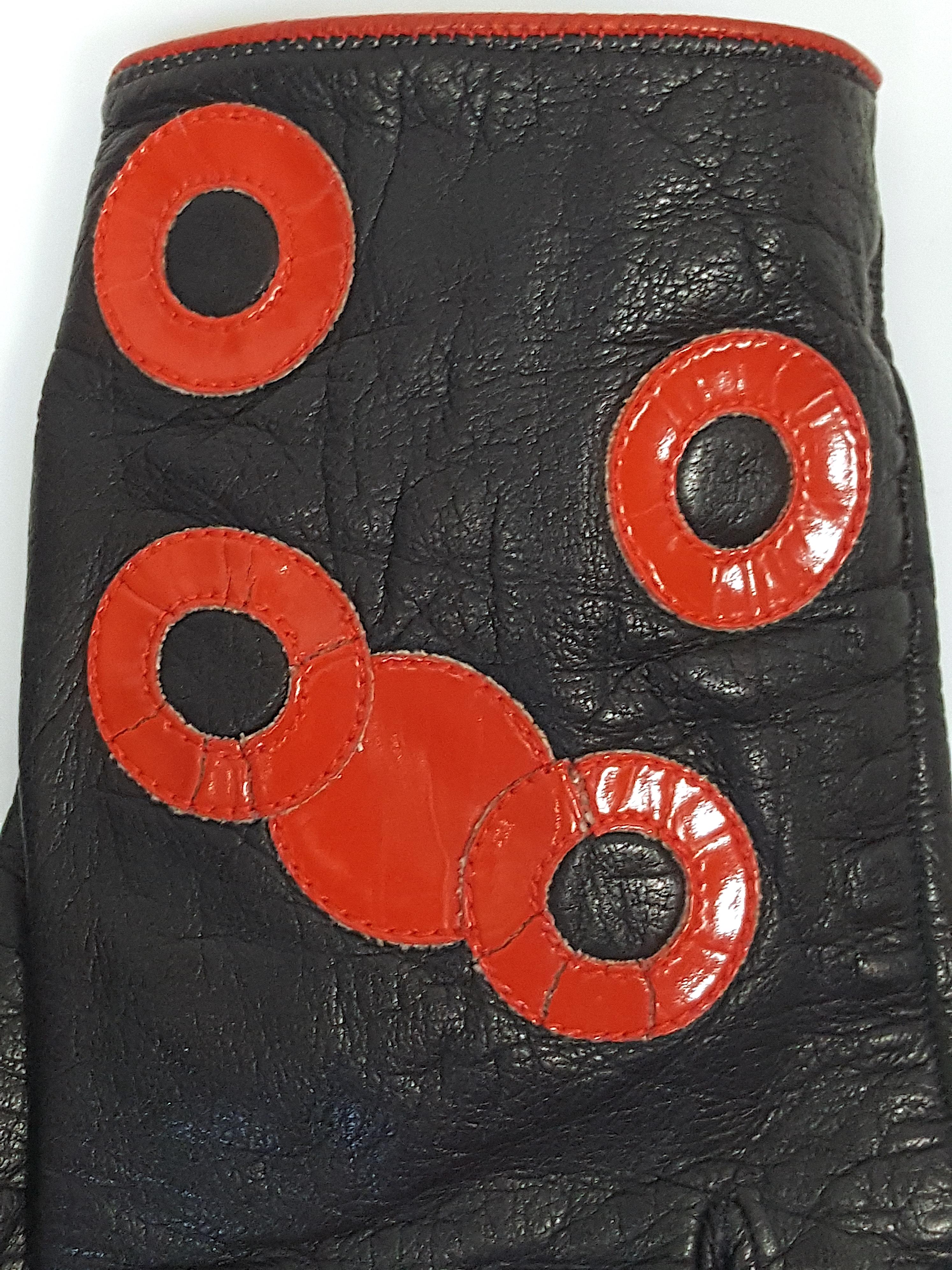 Couture 1960 Pierre CardinParis Schwarze Seidenhandschuhe mit Blasenmotiv „Creation“ aus Leder und Seide im Angebot 1