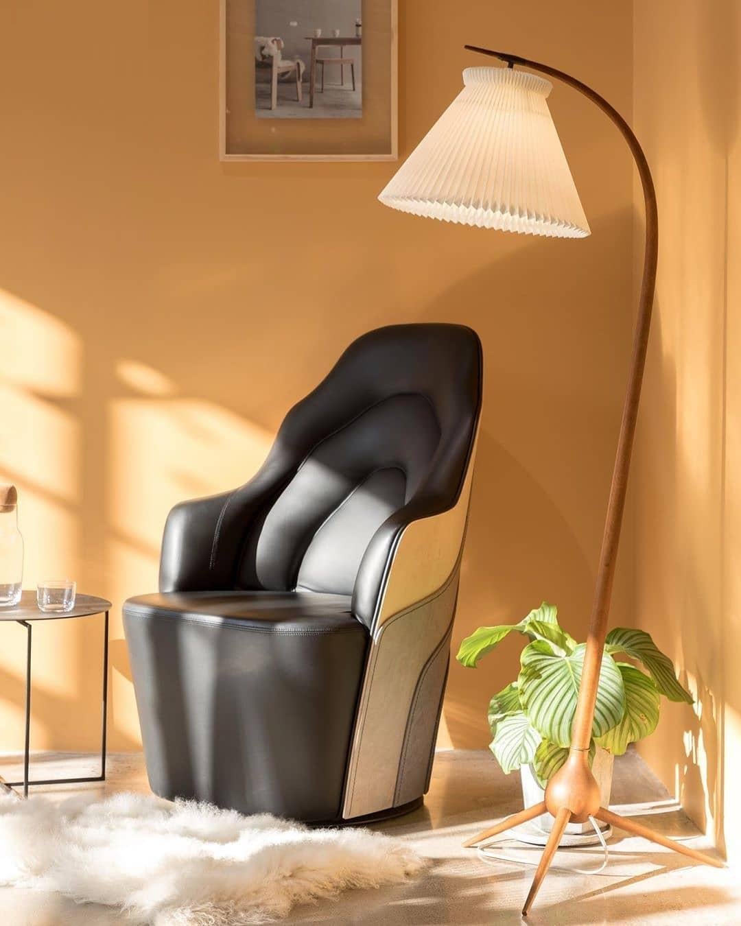  Couture-Sessel aus abgenutzter Birke mit schwarzer Lederrückenlehne  Gepolstert  (Spanisch)