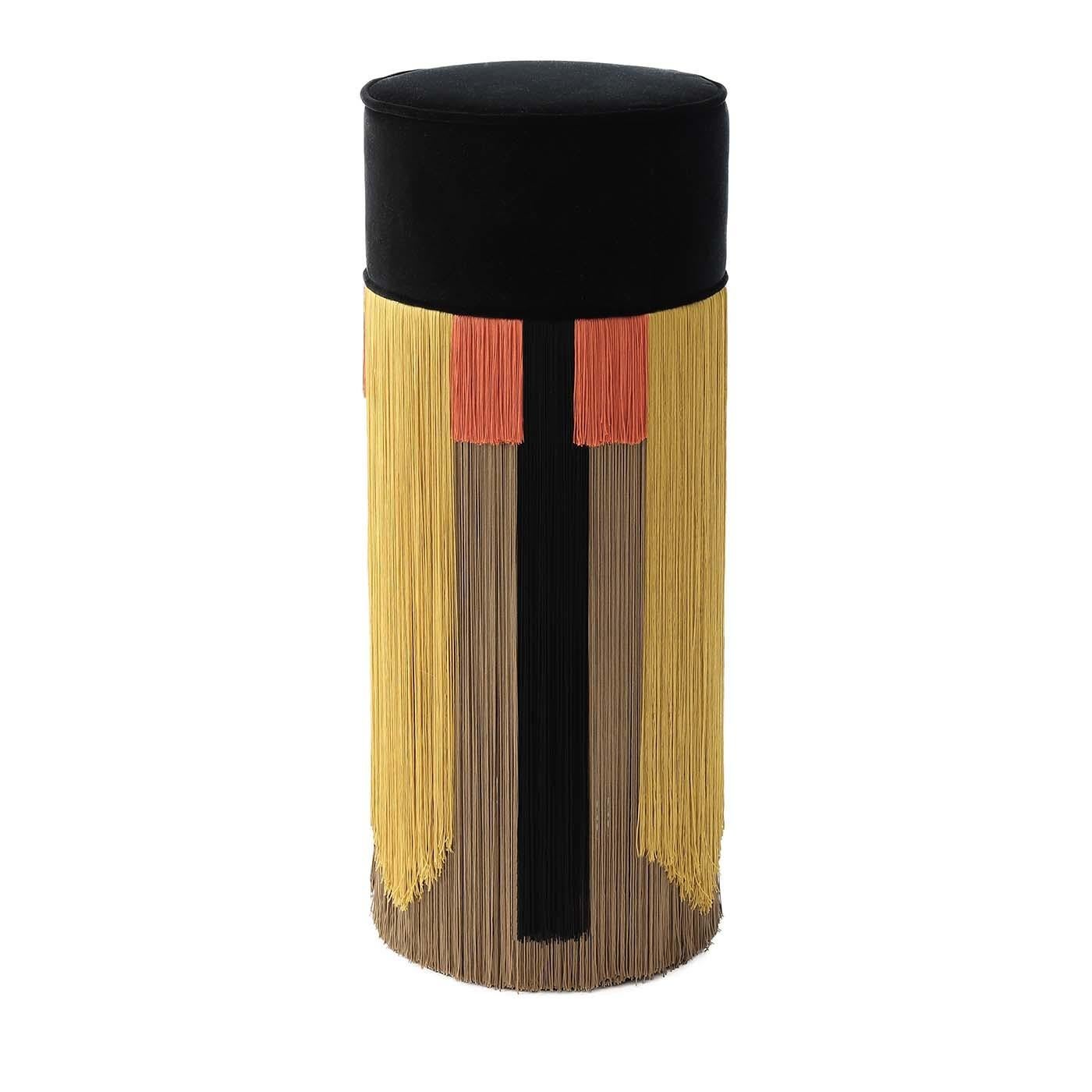 Giocoso ed eclettico, questo elegante sgabello da bar attirerà l'attenzione in un interno moderno, posizionato accanto a un bancone rialzato come seduta extra o in qualsiasi stanza della casa per aggiungere un accento testuale e colorato. La sua
