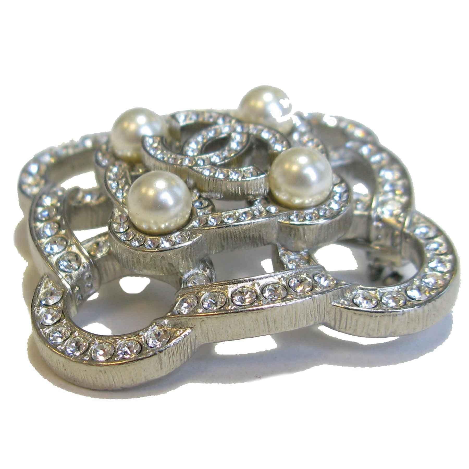 Superb Chanel brooch couture. A silver plated CC set with rhinestones and pearls of various sizes. A splendor worn on a jacket or a t-shirt. 
 Fall 2018 collection. Made In France.
This CC Chanel brooch is like new. 
The stamp is present.