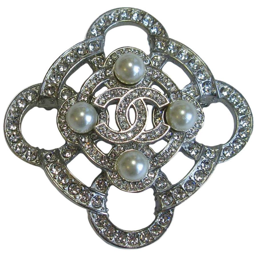 Couture CHANEL CC Brooch in Silver Plated and Rhinestones