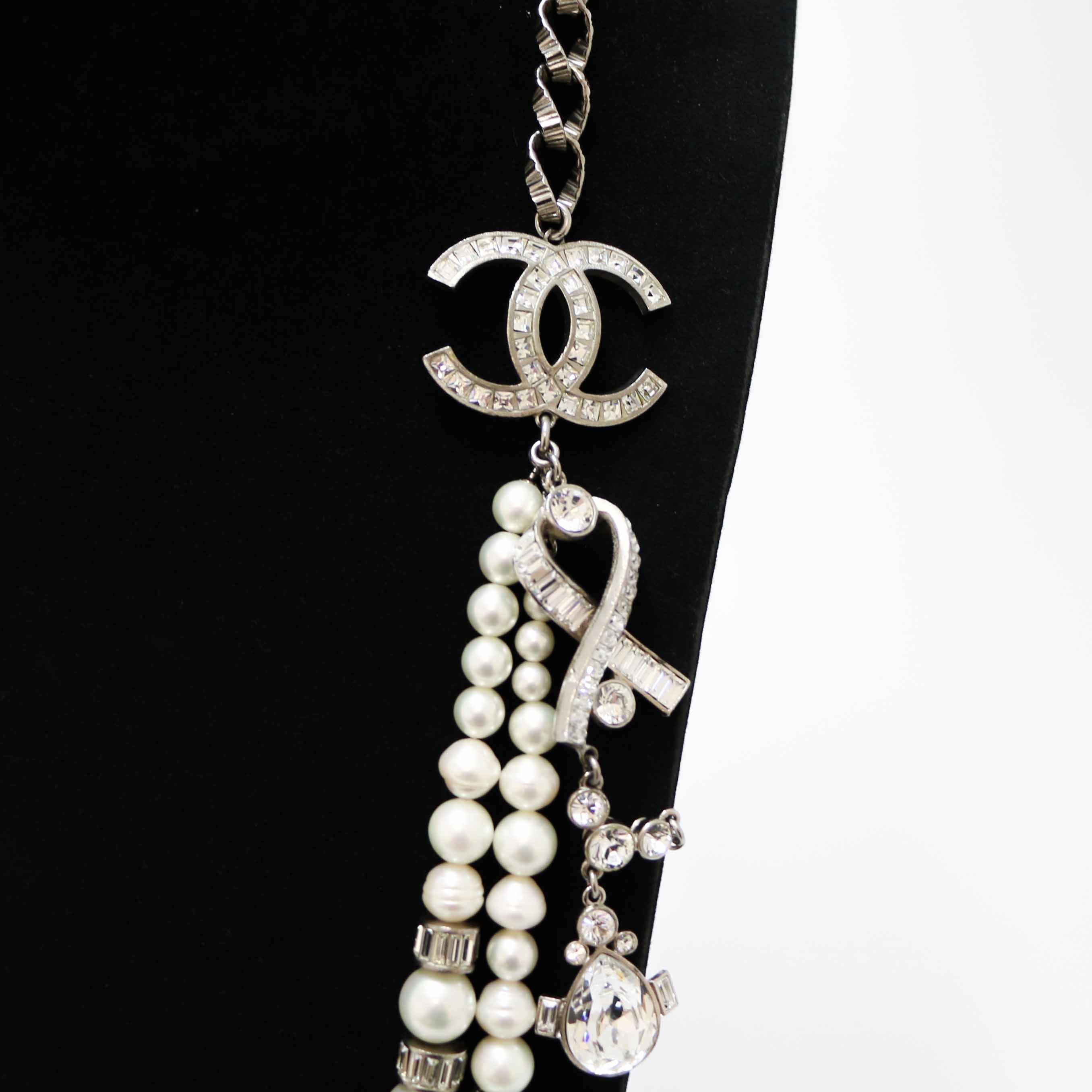 Wonderful couture CHANEL necklace crystals and  pearls

Condition: very good
Materials: pearls, metal, crystal, cultured pearl
Color: white, silver
Dimensions: 47cm, total length: 94cm
Stamp: no
Details: big CC in metal and crystal, striated