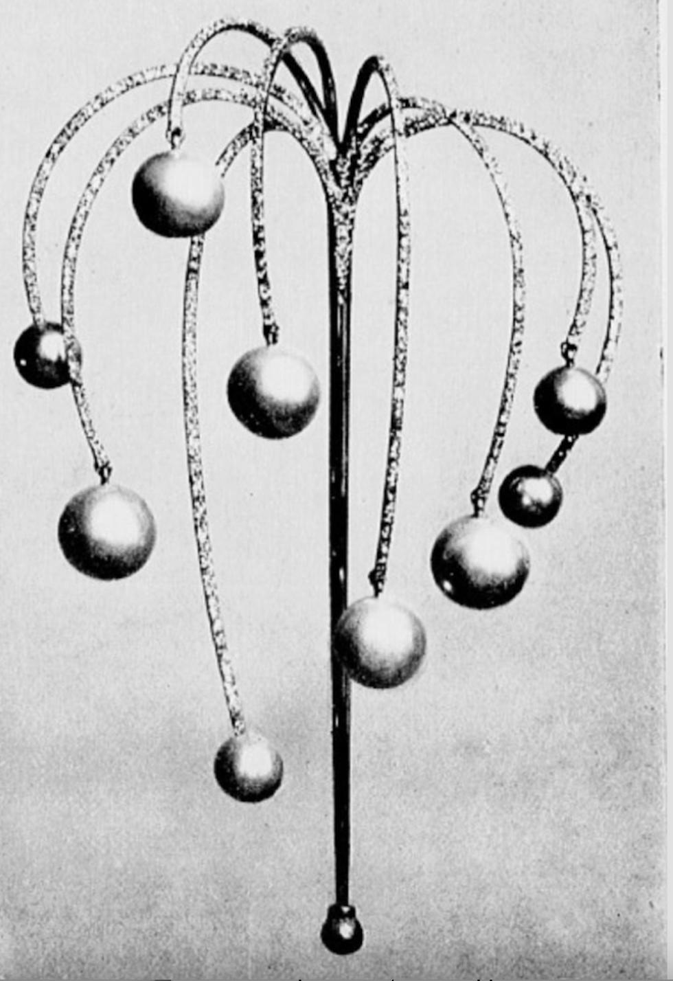 Artisan Couture Chanel Late1920s MadeInFrance WiredPearl&LampworkGlass BrassClipEarrings For Sale