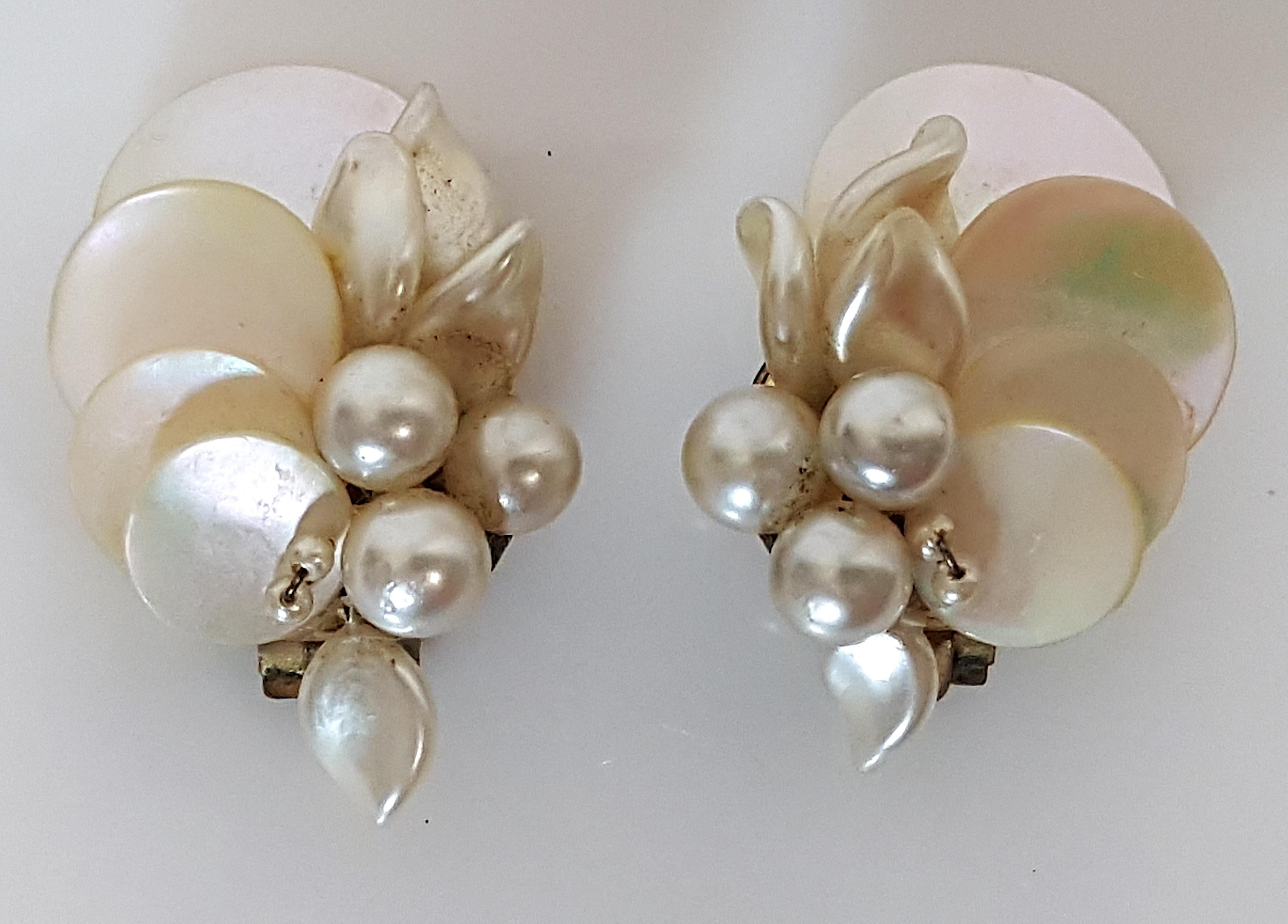 Couture Early Chanel Marked MadeInFrance WiredPearl&LampworkGlass Clip Earrings In Good Condition For Sale In Chicago, IL