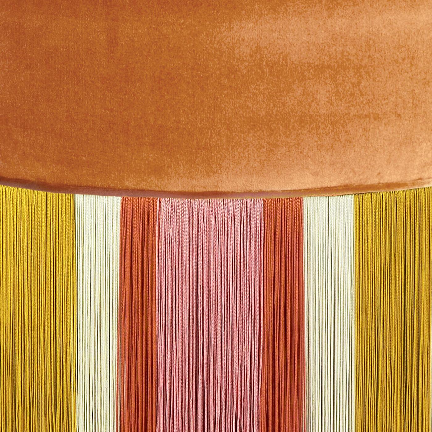 Questo pouf di ispirazione Art Déco è interamente rivestito in velluto di acetato (53%), poliestere (42%) e viscosa (5%). Si distingue per i suoi colori vivaci e per il sofisticato motivo geometrico: il coperchio comprende una parte superiore in