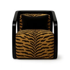 Couture Maximalismus Stil Sessel angeboten in COM mit lackiertem Rahmen-Jose' Castro