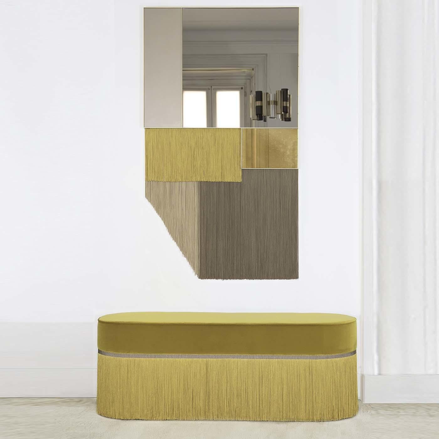 Questo design moderno e anticonvenzionale si farà notare in una casa moderna, come pezzo di benvenuto in un ingresso o come aggiunta accattivante a un soggiorno o a una camera da letto. La cornice di questo specchio bronzato è realizzata in metallo